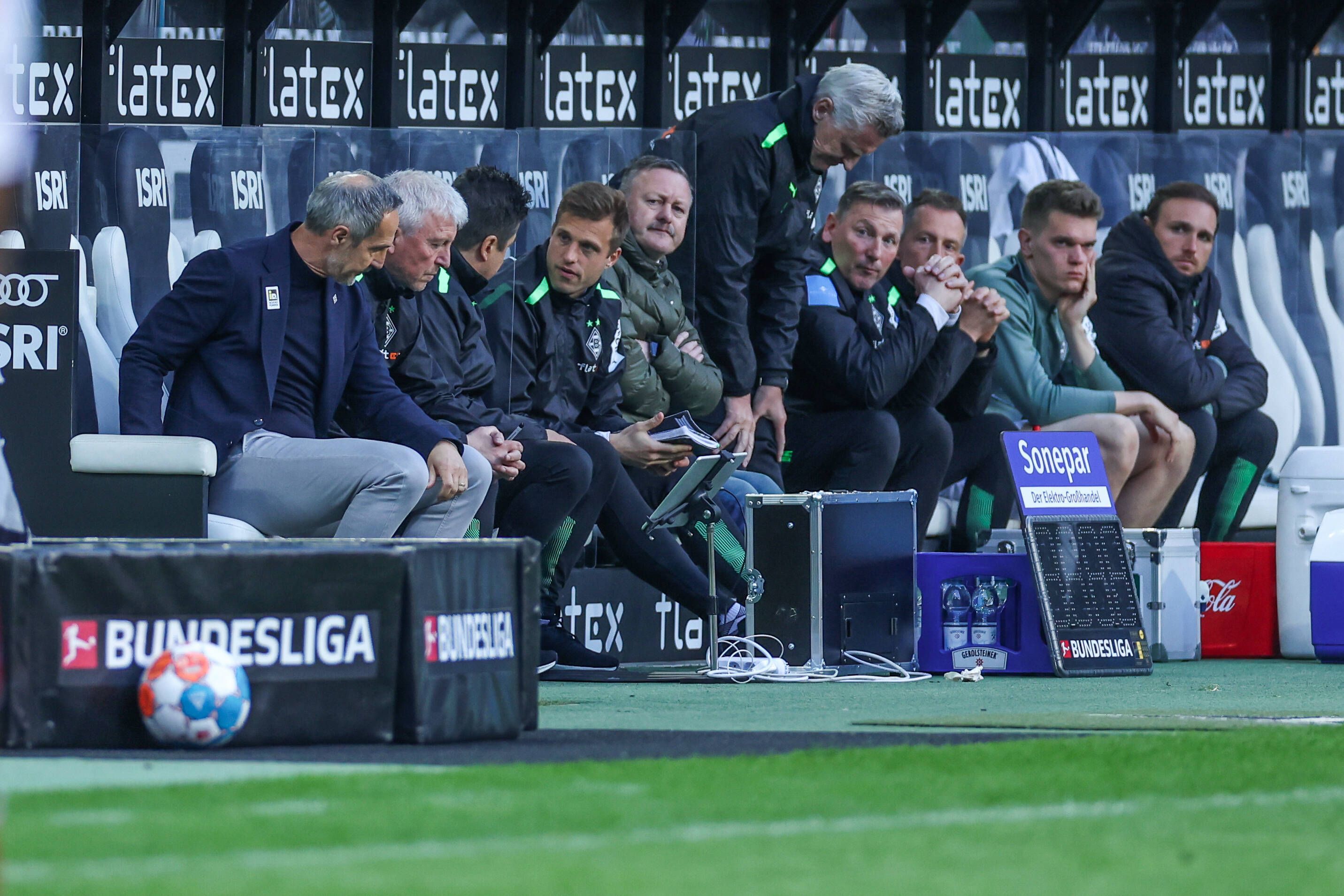 Ratlosigkeit und Fassungslosigkeit auf der Gladbacher Bank. Aufgenommen während der Derby-Niederlage am 16. April 2022 zwischen Borussia Mönchengladbach und dem 1. FC Köln.