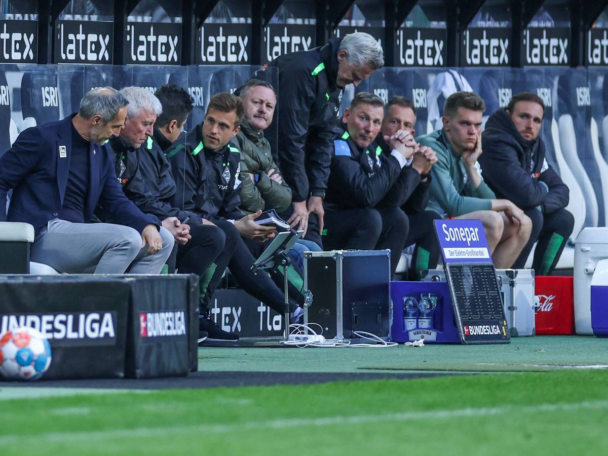 Ratlosigkeit und Fassungslosigkeit auf der Gladbacher Bank. Aufgenommen während der Derby-Niederlage am 16. April 2022 zwischen Borussia Mönchengladbach und dem 1. FC Köln.