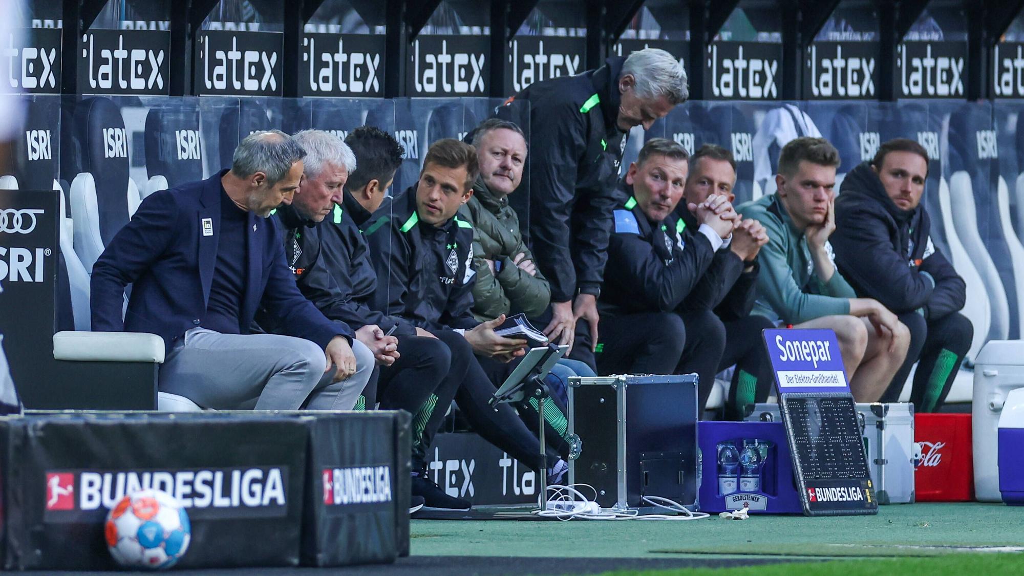 Ratlosigkeit und Fassungslosigkeit auf der Gladbacher Bank. Aufgenommen während der Derby-Niederlage am 16. April 2022 zwischen Borussia Mönchengladbach und dem 1. FC Köln.