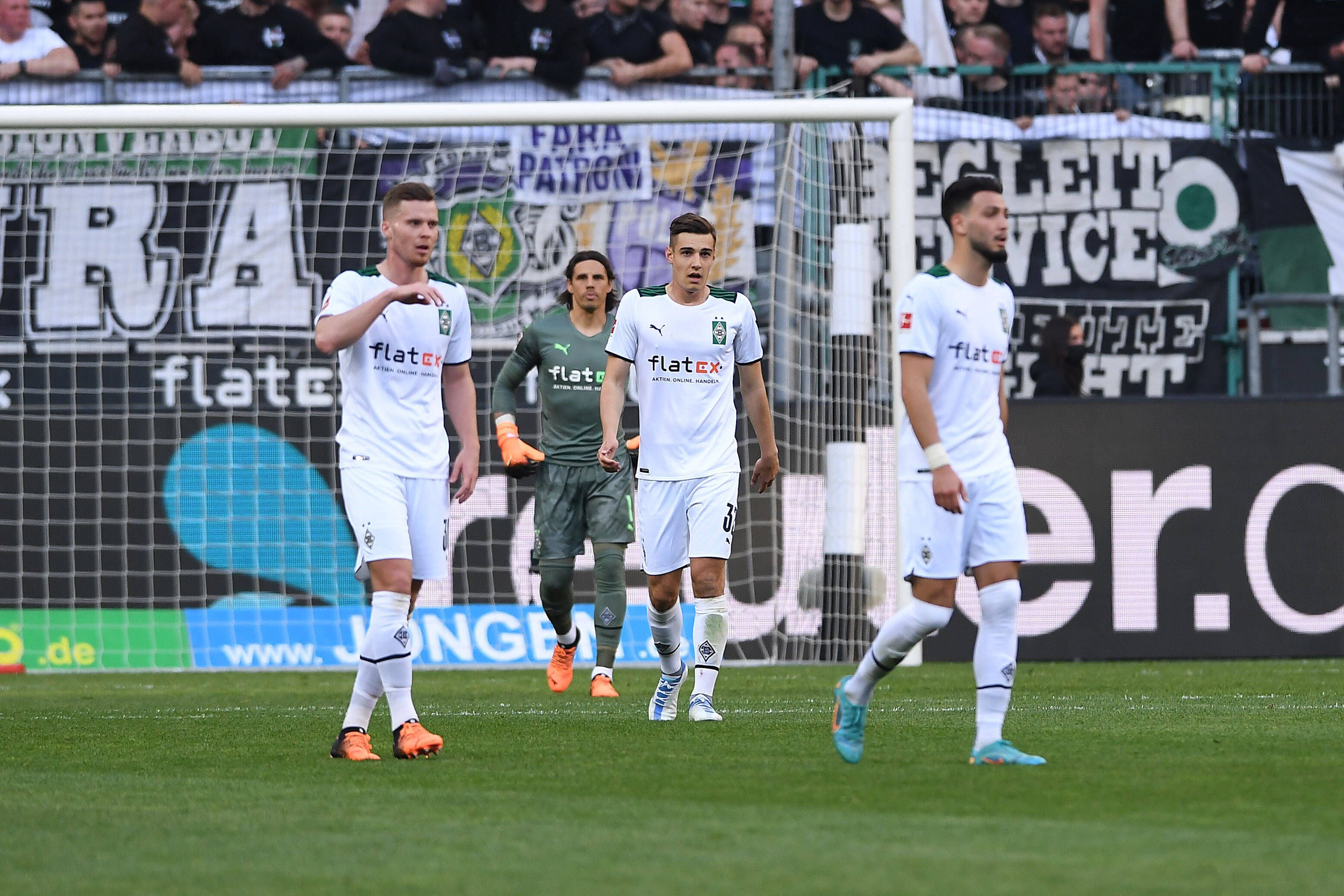 Die Borussia-Profis sind nach dem 0:3-Rückstand zur Pause im Derby gegen den 1. FC Köln bedient.