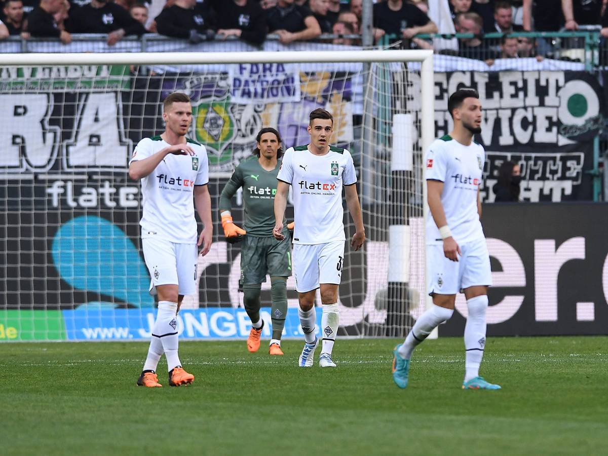 Die Borussia-Profis sind nach dem 0:3-Rückstand zur Pause im Derby gegen den 1. FC Köln bedient.