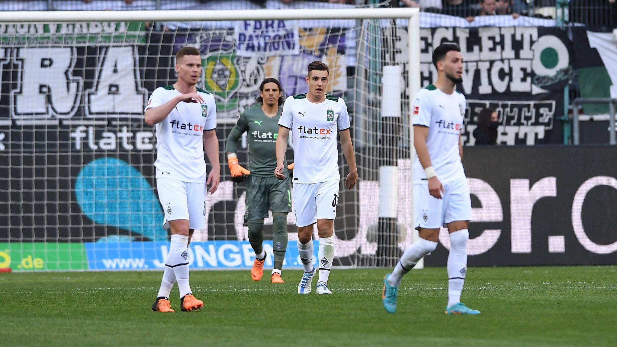 Die Borussia-Profis sind nach dem 0:3-Rückstand zur Pause im Derby gegen den 1. FC Köln bedient.