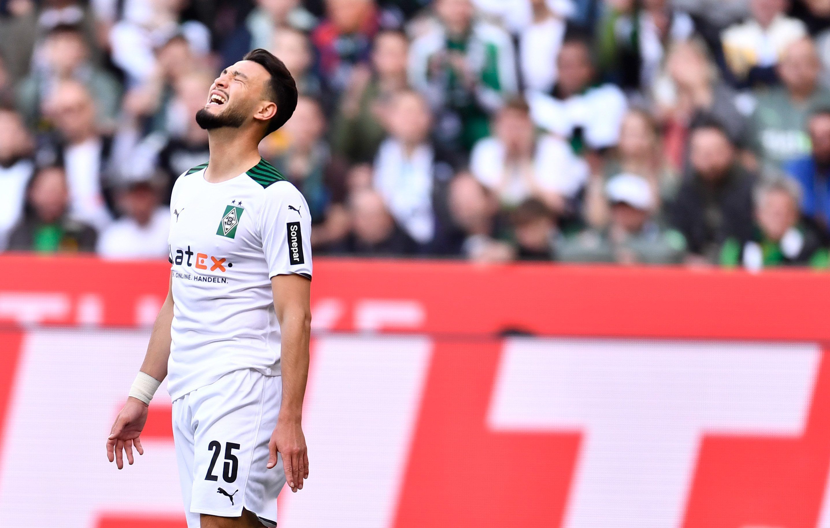 Ramy Bensebaini schreit seinen Frust im Spiel gegen den 1. FC Köln heraus