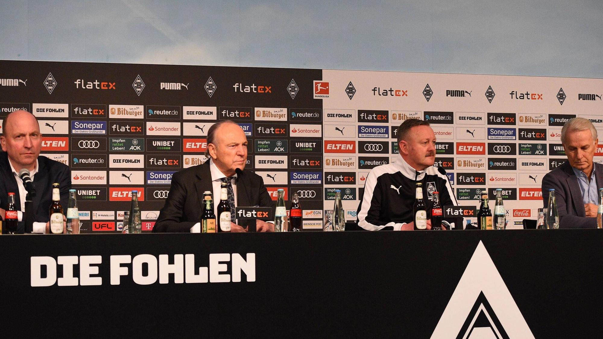Die Gladbach-Entscheider (v.l.n.r.): Geschäftsführer Stephan Schippers, Präsident Rolf Königs, Sportdirektor Roland Virkus und Vizepräsident Rainer Bonhof am 15. Februar 2022 während einer Pressekonferenz im Borussia-Park.