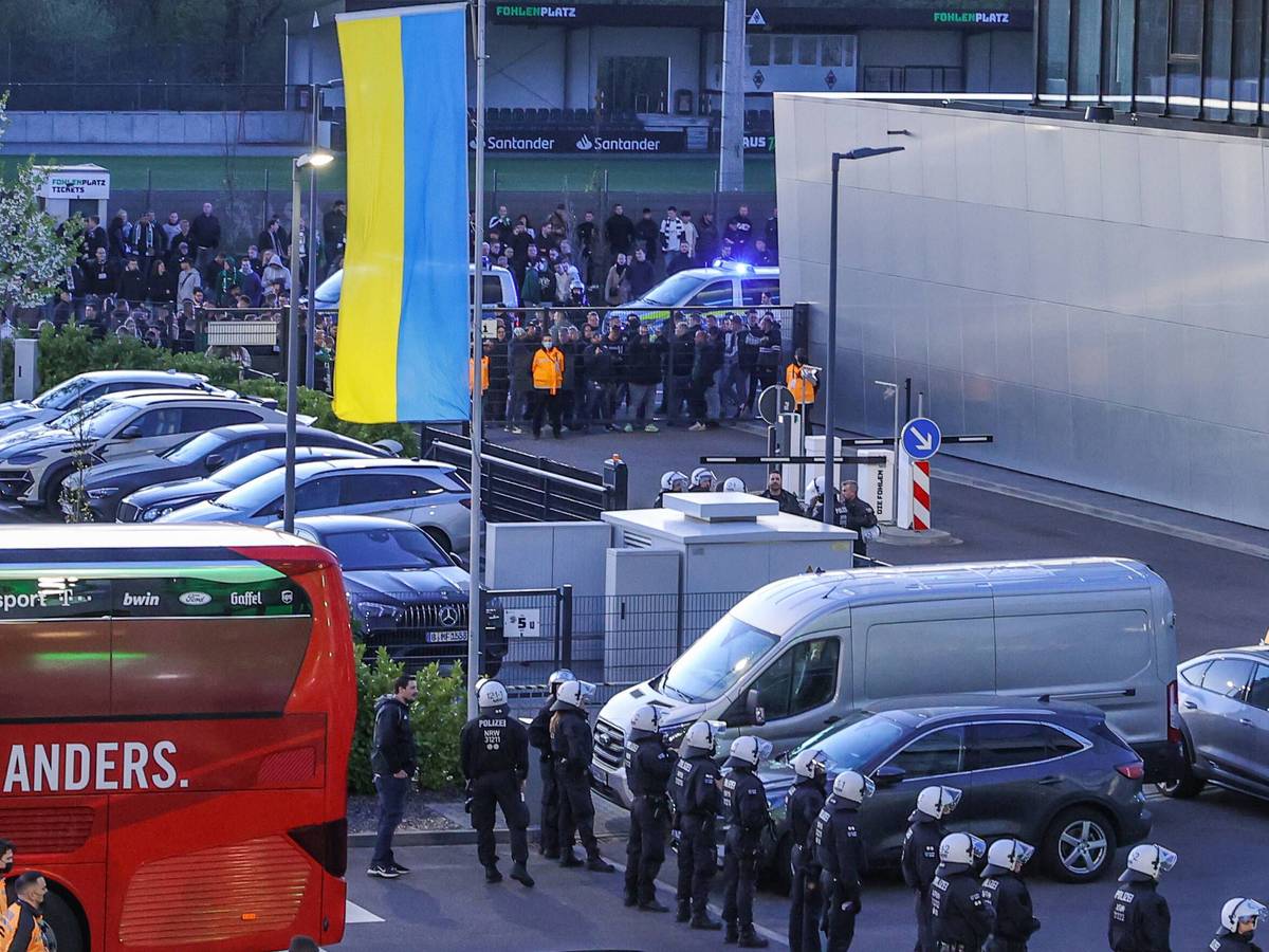 Ausnahmezustand im Borussia-Park (16. April 2022). Polizeikräfte sichern den Innenhof vor der Geschäftsstelle, nachdem wütende Ultras ein Tor aufgebrochen und Richtung Fohlen-Kabine gestürmt waren. Der Mannschaftsbus des 1. FC Köln ist auch zu sehen.