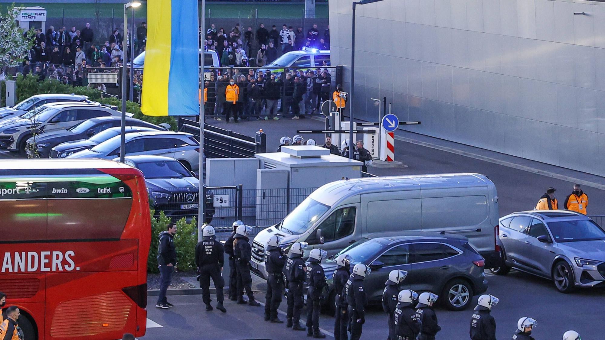 Ausnahmezustand im Borussia-Park (16. April 2022). Polizeikräfte sichern den Innenhof vor der Geschäftsstelle, nachdem wütende Ultras ein Tor aufgebrochen und Richtung Fohlen-Kabine gestürmt waren. Der Mannschaftsbus des 1. FC Köln ist auch zu sehen.