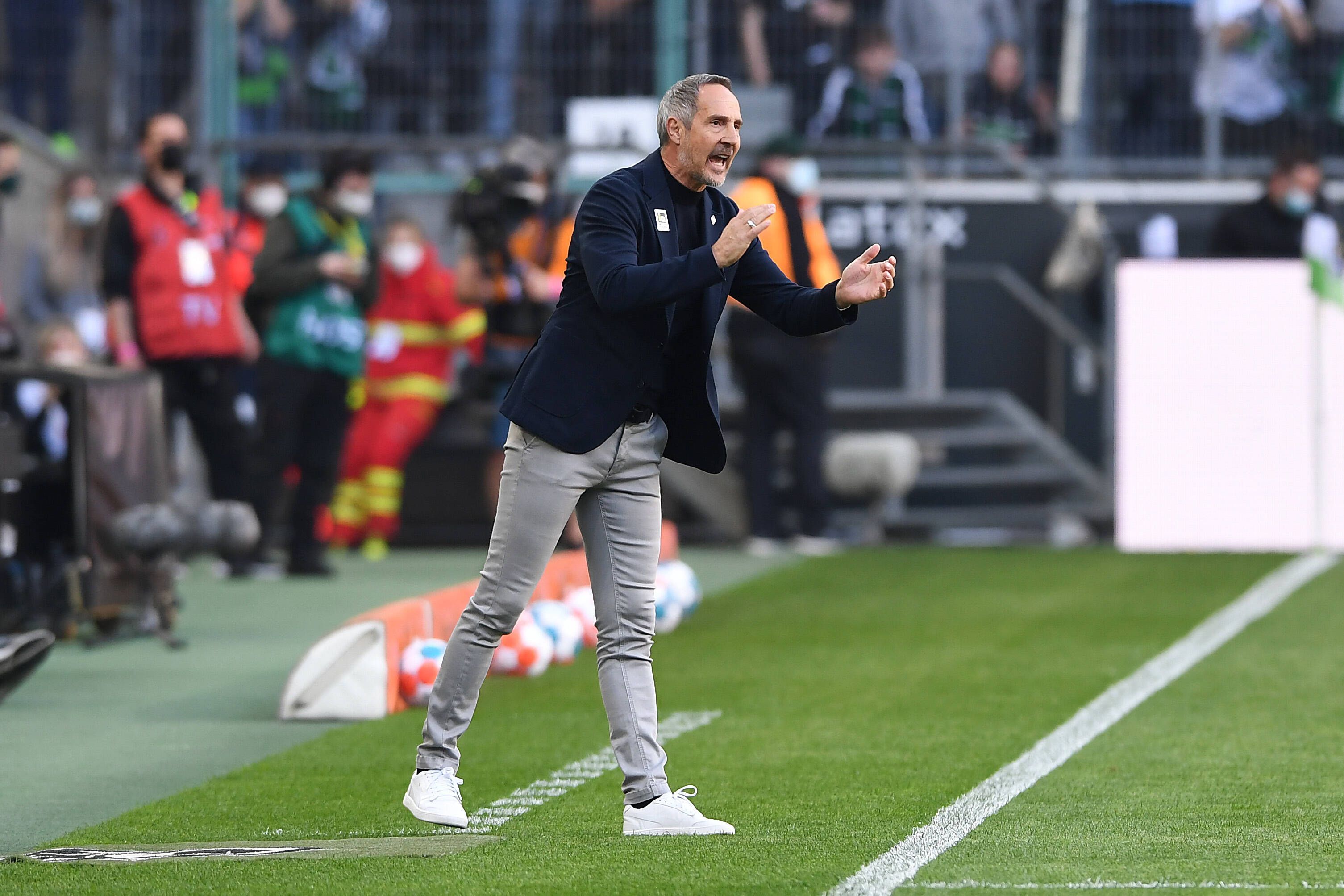 Gladbach-Cheftrainer Adi Hütter feuert an der Seitenlinie während des Derbys (16. April 2022) gegen den 1. FC Köln seine Spieler im Borussia-Park an. Hütter klatscht in die Hände.