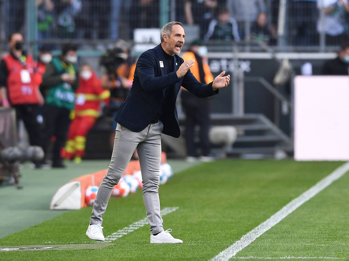 Gladbach-Cheftrainer Adi Hütter feuert an der Seitenlinie während des Derbys (16. April 2022) gegen den 1. FC Köln seine Spieler im Borussia-Park an. Hütter klatscht in die Hände.