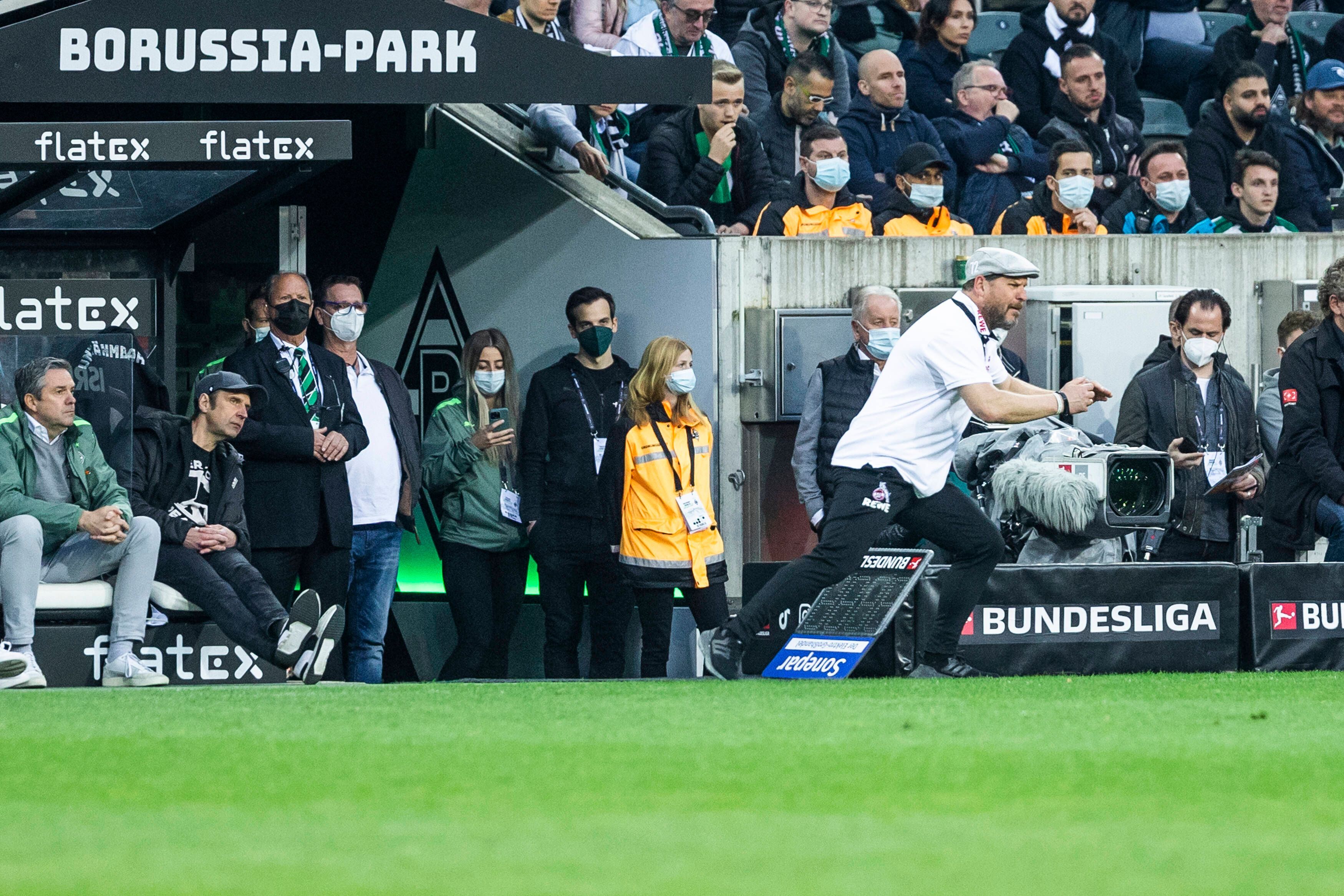 Steffen Baumgart, Trainer des 1. FC Köln, gestikuliert an der Seitenlinie während des Derbys (16. April 2022) gegen Gladbach im Borussia-Park. Baumgart trägt eine Mütze.