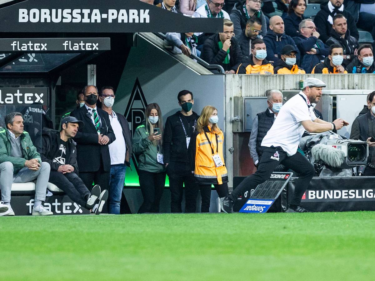Steffen Baumgart, Trainer des 1. FC Köln, gestikuliert an der Seitenlinie während des Derbys (16. April 2022) gegen Gladbach im Borussia-Park. Baumgart trägt eine Mütze.