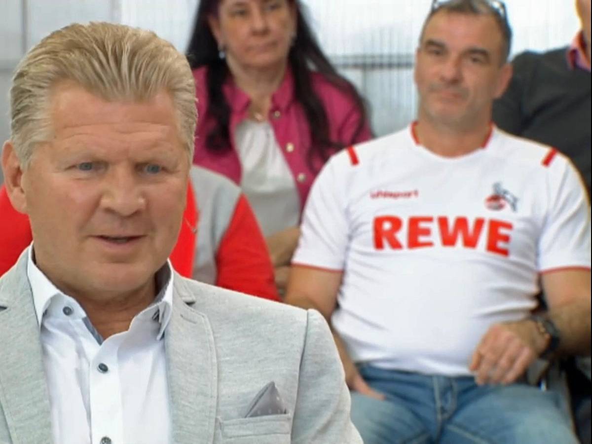 Ex-Gladbach-Star Stefan Effenberg, hier zu sehen am 17. April 2022 in der TV-Talkshow „Doppelpass“ bei „Sport1“. Im Hintergrund sitzt ein Köln-Fan.