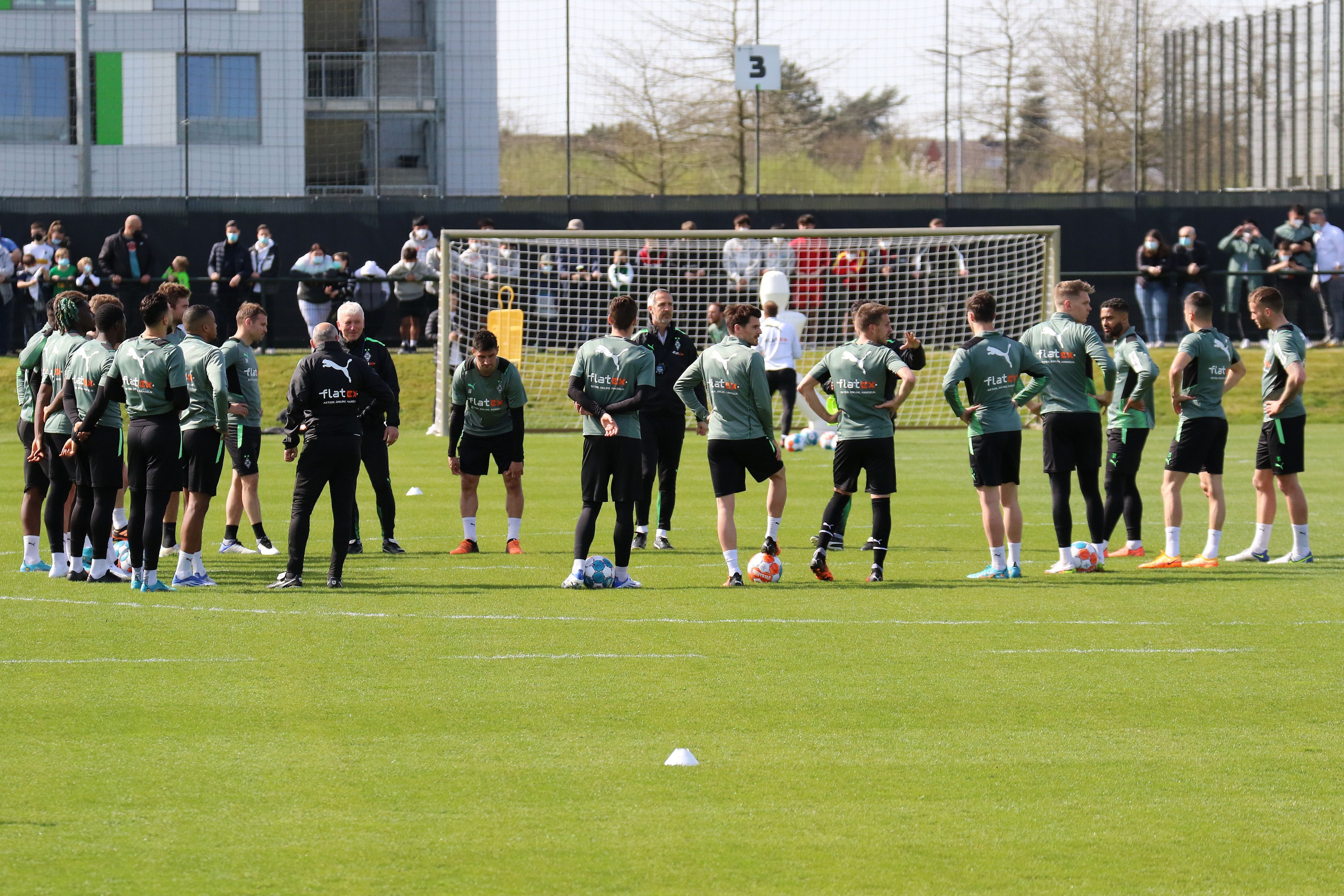 Nach dem verlorenen Derby gegen den 1. FC Köln startet das Team von Borussia Mönchengladbach am Dienstag (19. April 2022) mit der Vorbereitung auf das Auswärtsspiel beim SC Freiburg. Das Foto zeigt die Mannschaft bei einer Session am 12. April im Borussia-Park.