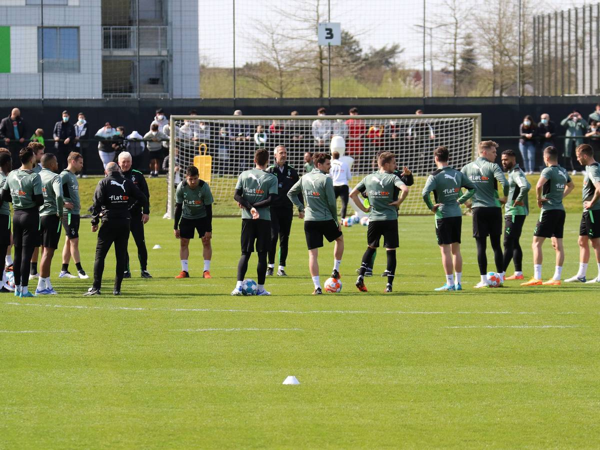 Nach dem verlorenen Derby gegen den 1. FC Köln startet das Team von Borussia Mönchengladbach am Dienstag (19. April 2022) mit der Vorbereitung auf das Auswärtsspiel beim SC Freiburg. Das Foto zeigt die Mannschaft bei einer Session am 12. April im Borussia-Park.