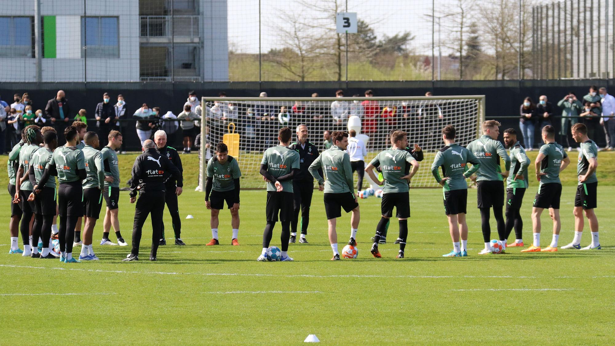 Nach dem verlorenen Derby gegen den 1. FC Köln startet das Team von Borussia Mönchengladbach am Dienstag (19. April 2022) mit der Vorbereitung auf das Auswärtsspiel beim SC Freiburg. Das Foto zeigt die Mannschaft bei einer Session am 12. April im Borussia-Park.