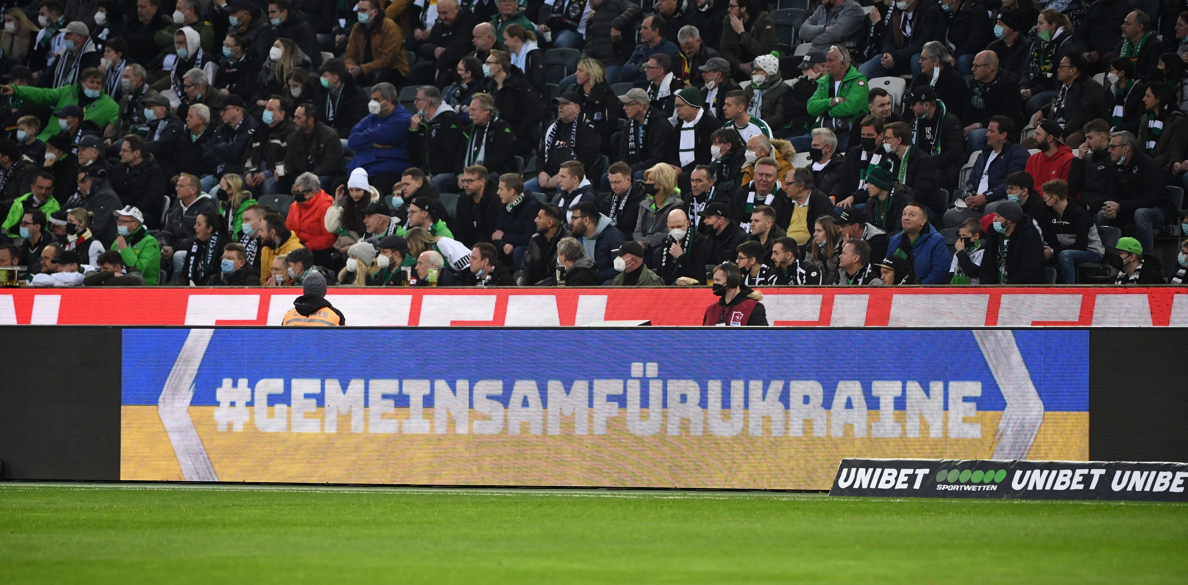 Borussia Mönchengladbach wird vorerst keine Bandenwerbung mehr für den Sportwettenanbieter „Unibet“, hier zu sehen beim Heimspiel gegen Hertha BSC am 12. März 2022, machen.