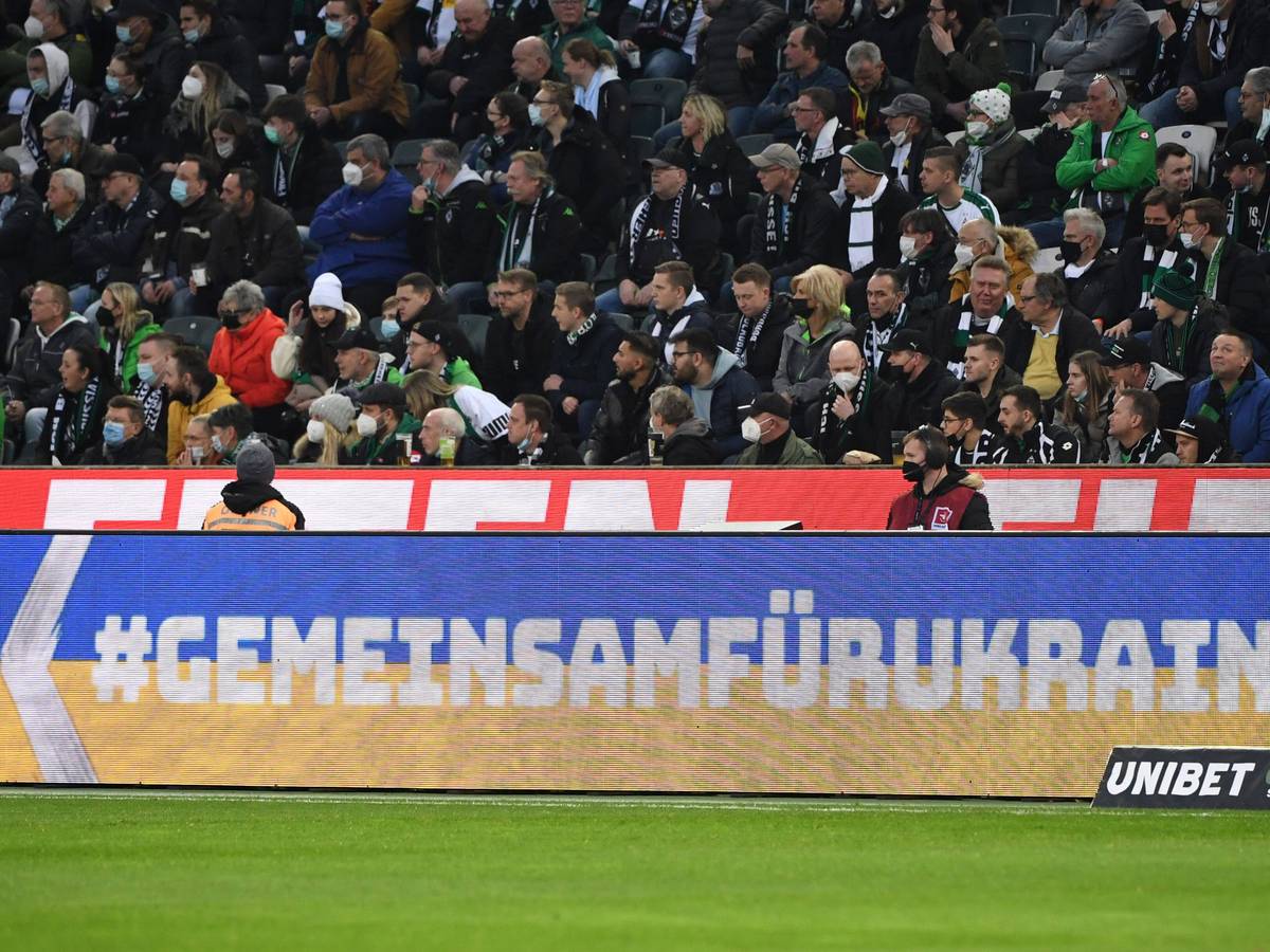 Borussia Mönchengladbach wird vorerst keine Bandenwerbung mehr für den Sportwettenanbieter „Unibet“, hier zu sehen beim Heimspiel gegen Hertha BSC am 12. März 2022, machen.