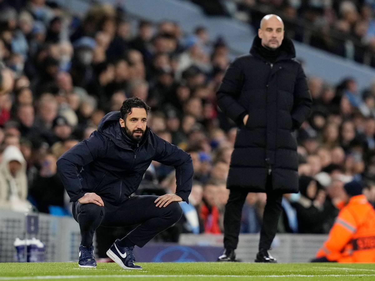 Rúben Amorim (l.), Trainer von Sporting Lissabon, an der Seitenlinie im „Etihad Stadium“ während des Champions-League-Duells gegen Manchester City am 9. März 2022. Im Hintergrund ist Pep Guardiola zu sehen. Rúben Amorim ist in die Hocke gegangen.