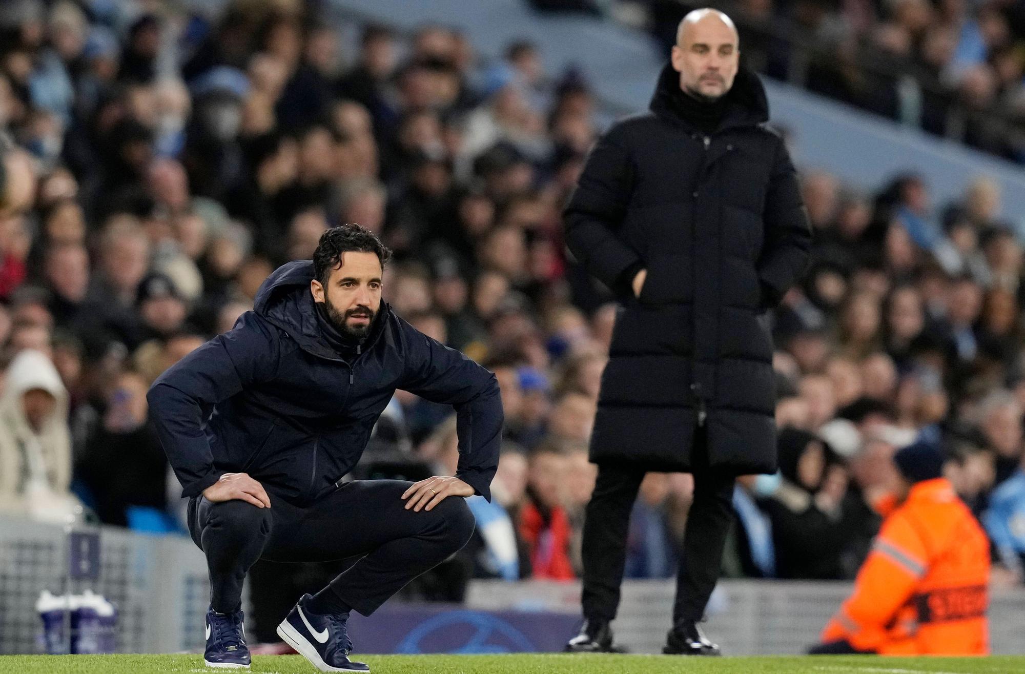 Rúben Amorim (l.), Trainer von Sporting Lissabon, an der Seitenlinie im „Etihad Stadium“ während des Champions-League-Duells gegen Manchester City am 9. März 2022. Im Hintergrund ist Pep Guardiola zu sehen. Rúben Amorim ist in die Hocke gegangen.