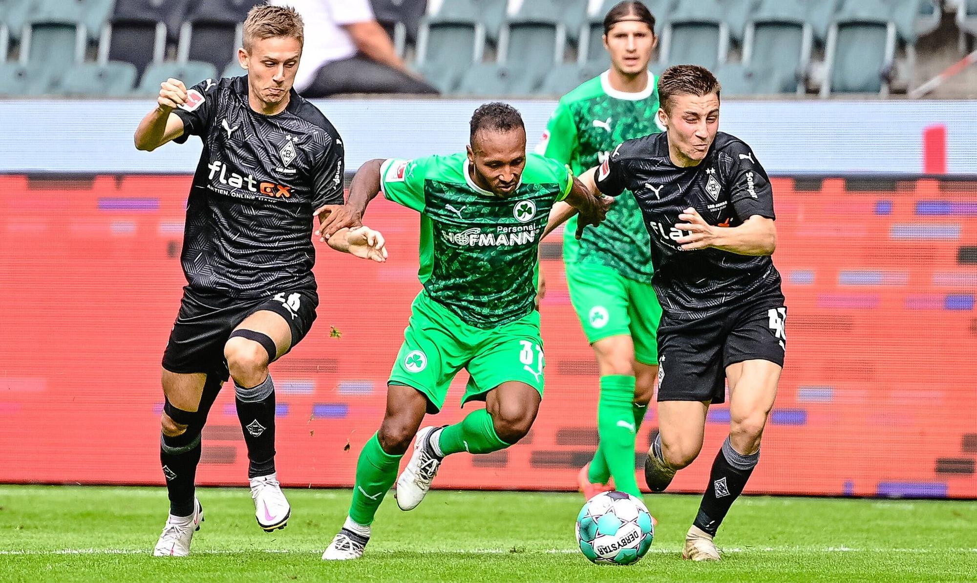 Torben Müsel (l.) und Rocco Reitz (r.) im Trikot von Fußball-Bundesligist Borussia Mönchen im Duell mit Julian Green (M.) von Greuther Fürth. Diese Aufnahme ist während eines Testspiels am 27. August 2020 im Borussia-Park entstanden. Alle drei Spieler kämpfen um den Ball.
