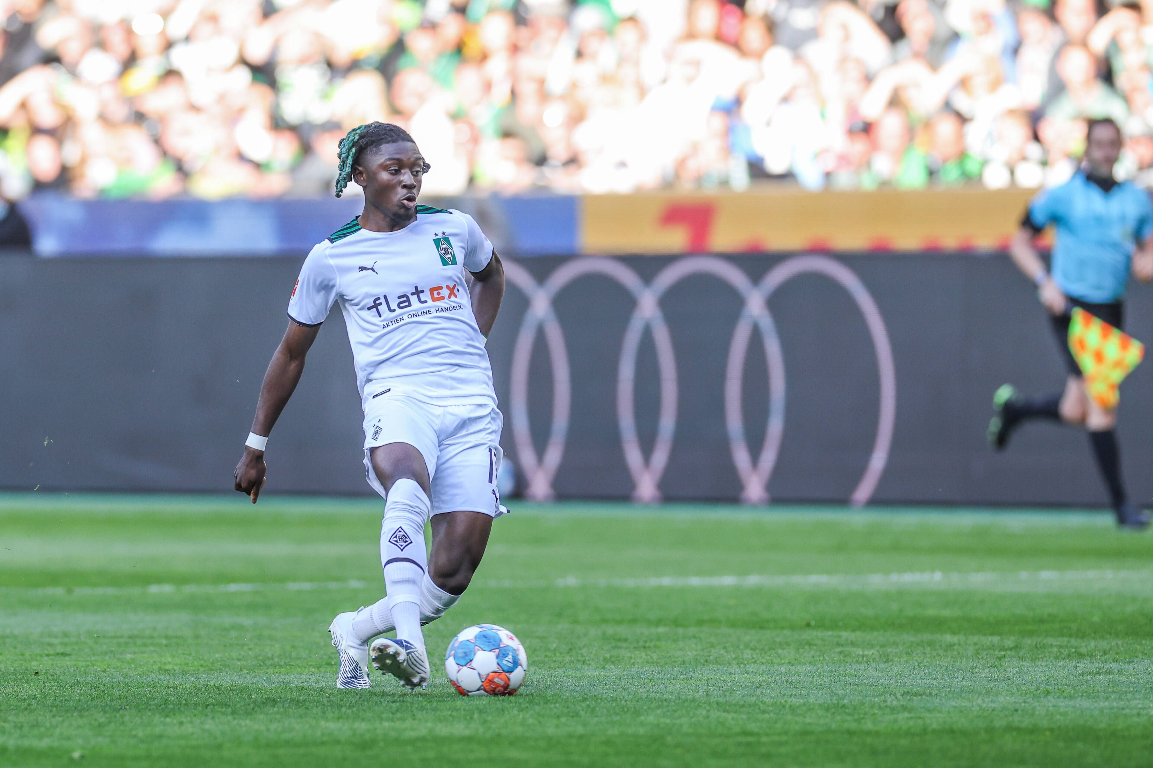 Manu Koné in Aktion. Auf diesem Foto ist der Mittelfeldspieler am 16. April 2022 im Bundesliga-Duell zwischen Borussia Mönchengladbach und dem 1. FC Köln im Borussia-Park zu sehen. Koné hat den Ball am Fuß.