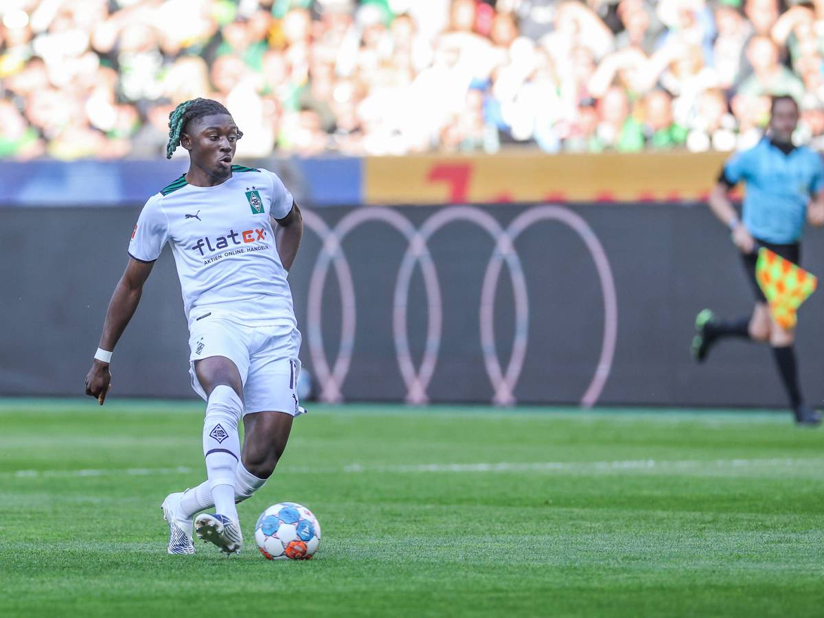 Manu Koné in Aktion. Auf diesem Foto ist der Mittelfeldspieler am 16. April 2022 im Bundesliga-Duell zwischen Borussia Mönchengladbach und dem 1. FC Köln im Borussia-Park zu sehen. Koné hat den Ball am Fuß.