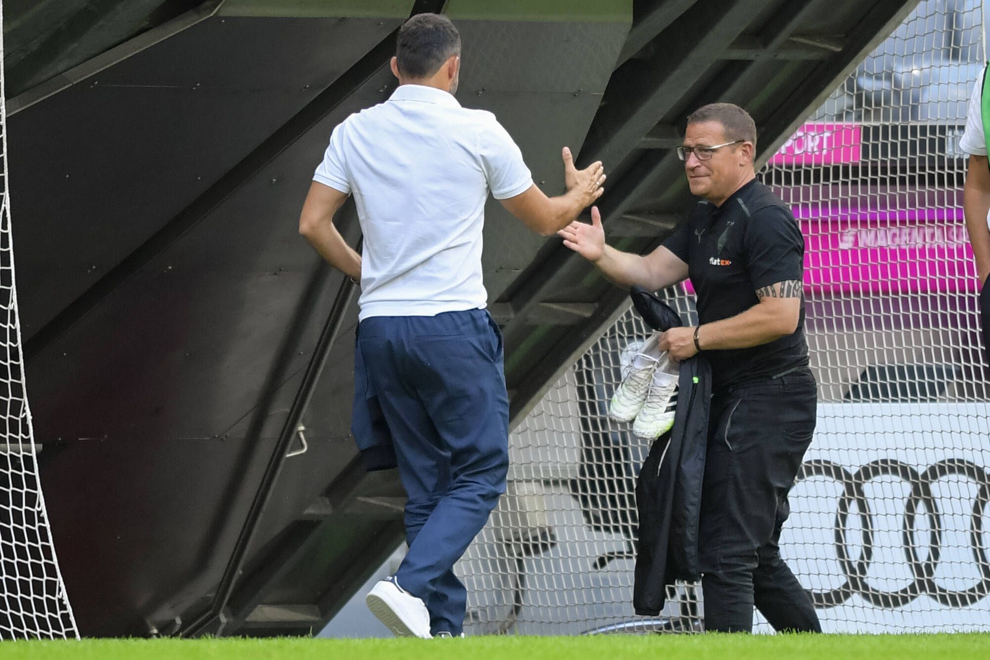 Der ehemalige Gladbach-Manager Max Eberl (r.) klatscht Hasan Salihamidžić (l.), Sportdirektor des FC Bayern München, am 28. Juli 2021 in der Allianz-Arena ab.