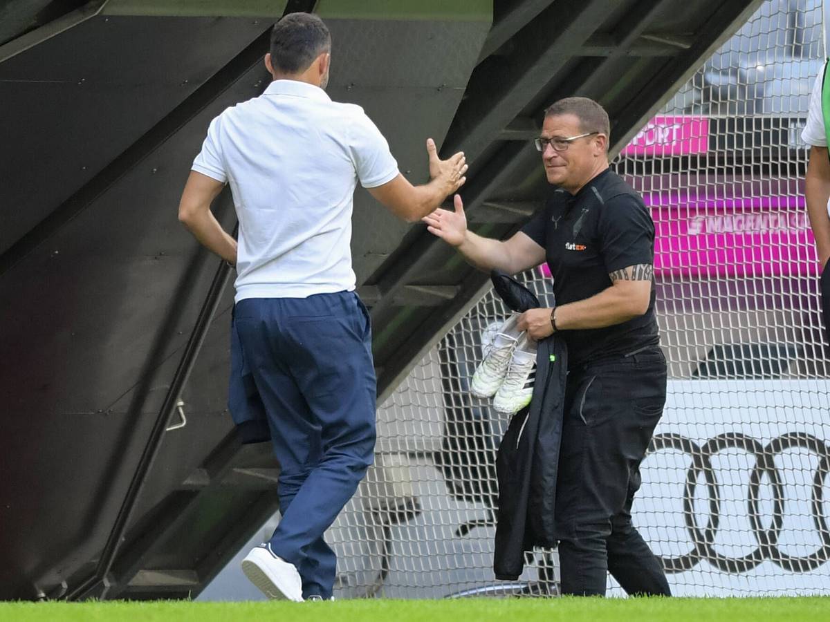Der ehemalige Gladbach-Manager Max Eberl (r.) klatscht Hasan Salihamidžić (l.), Sportdirektor des FC Bayern München, am 28. Juli 2021 in der Allianz-Arena ab.