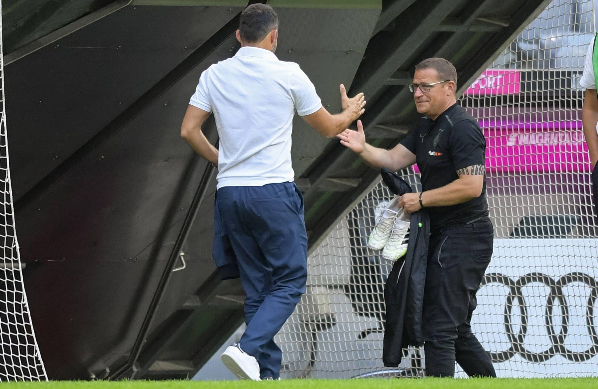 Der ehemalige Gladbach-Manager Max Eberl (r.) klatscht Hasan Salihamidžić (l.), Sportdirektor des FC Bayern München, am 28. Juli 2021 in der Allianz-Arena ab.