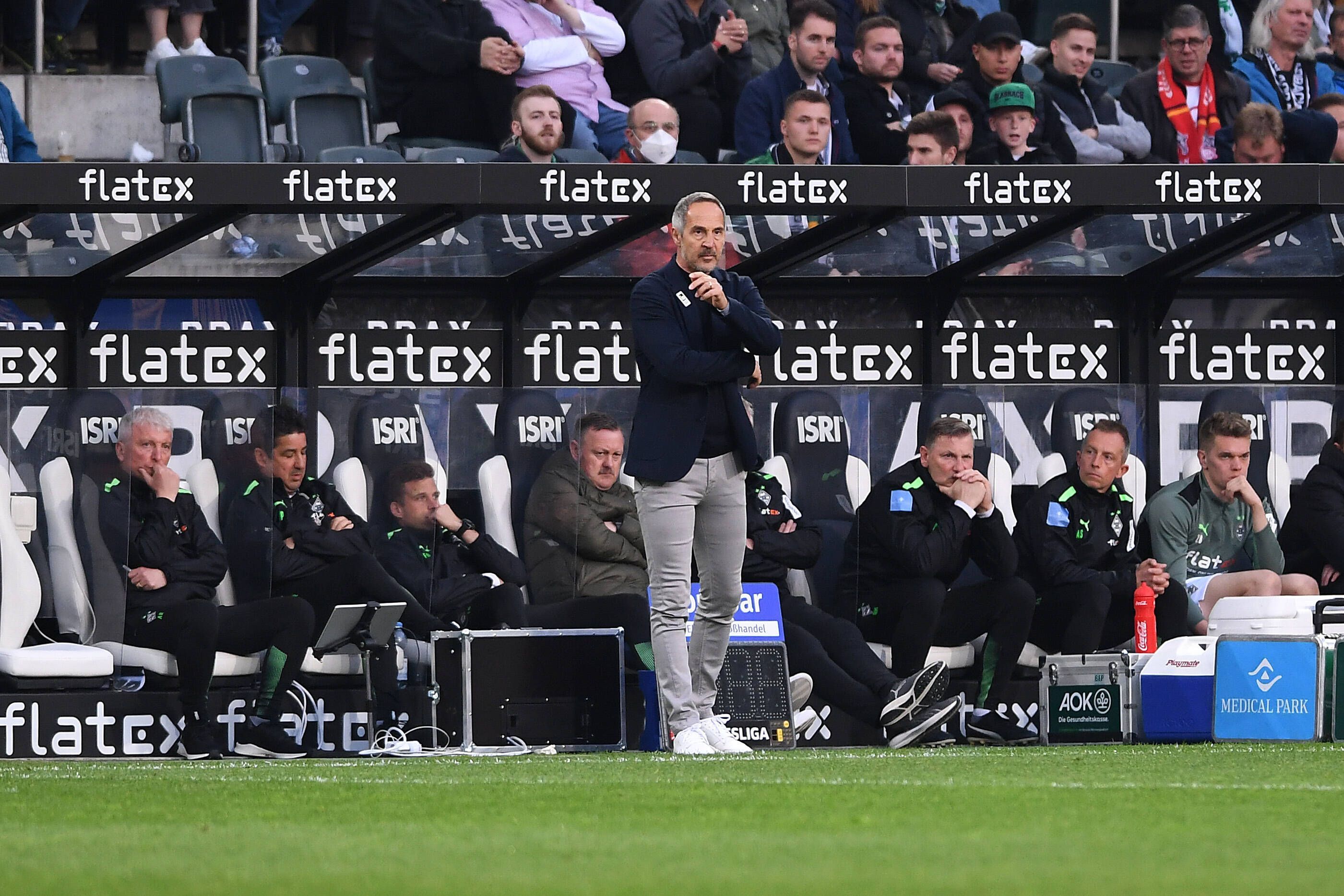 Adi Hütter, Cheftrainer von Borussia Mönchengladbach, am 16. April 2022 an der Seitenlinie im Borussia-Park. Im Hintergrund ist die Mannschaftsbank zu sehen.