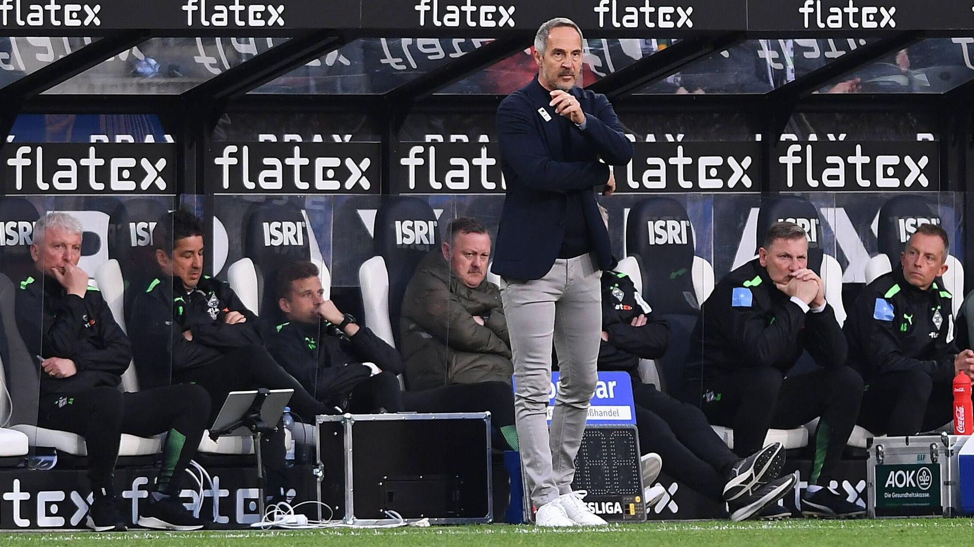 Adi Hütter, Cheftrainer von Borussia Mönchengladbach, am 16. April 2022 an der Seitenlinie im Borussia-Park. Im Hintergrund ist die Mannschaftsbank zu sehen.