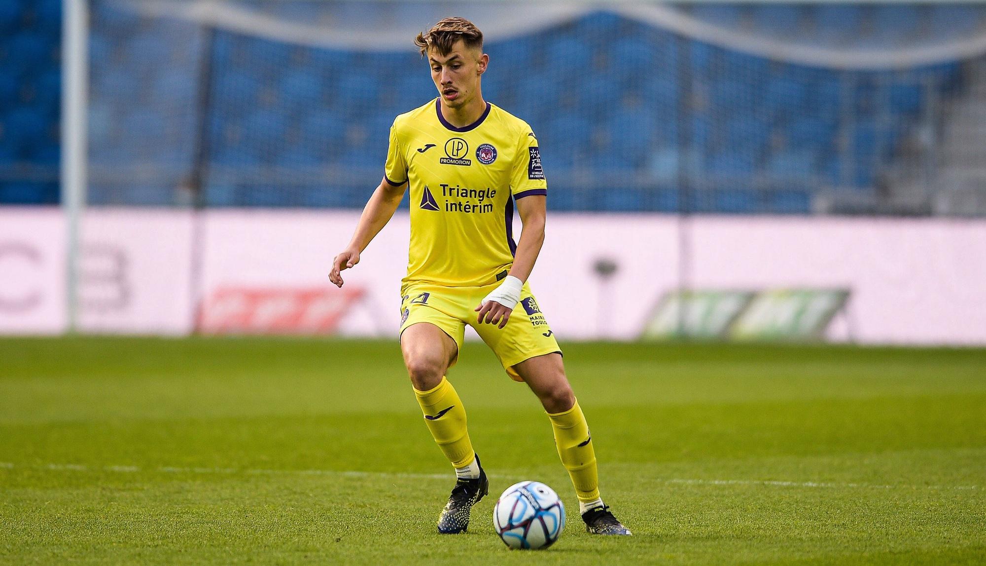 Verteidiger Anthony Rouault vom FC Toulouse. Auf diesem Foto ist der 20 Jahre alte Franzose am 5. Mai 2021 zu sehen. Rouault hat den Ball vor sich.