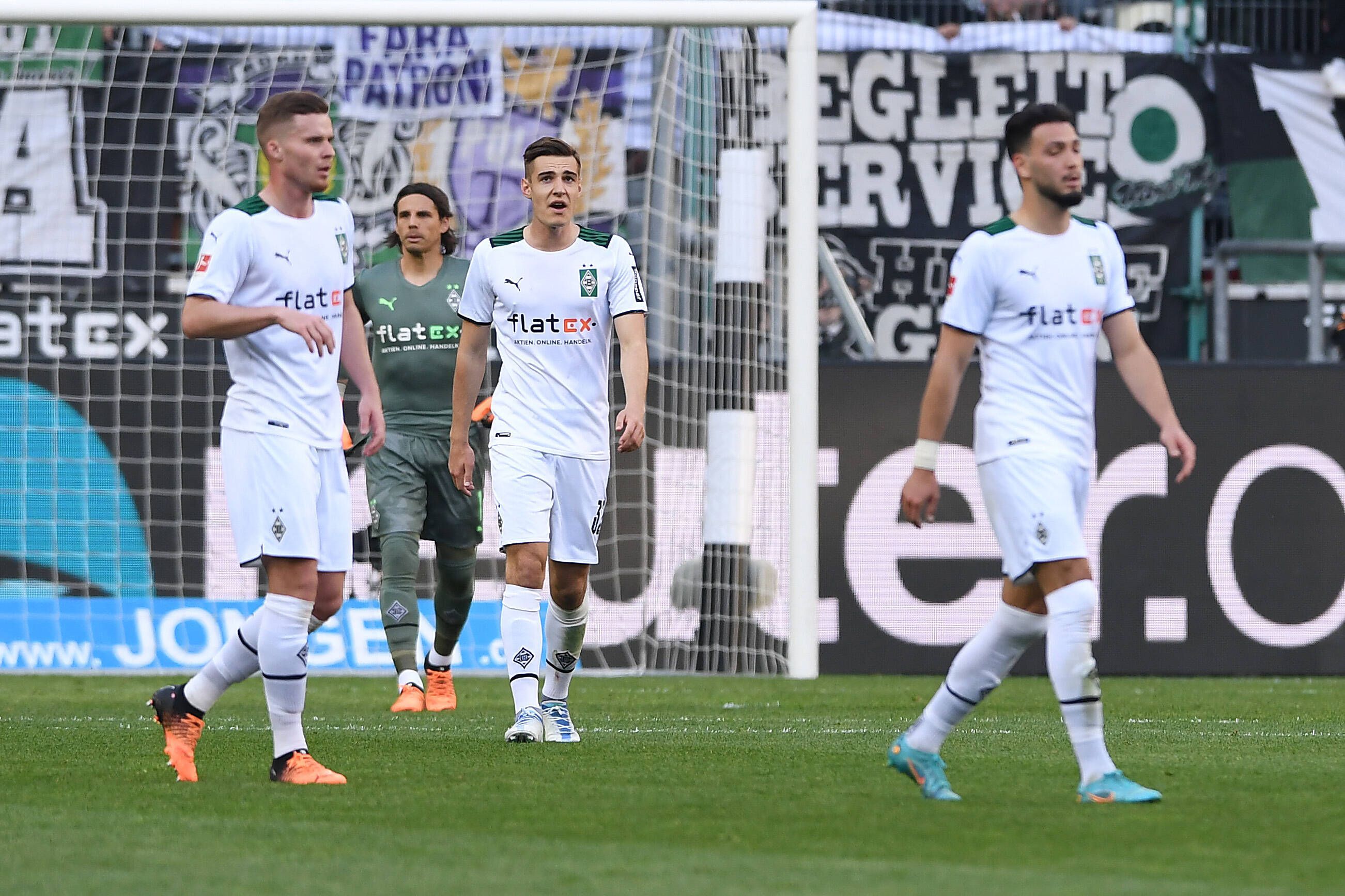 Borussia Mönchengladbach, hier die Spieler Nico Elvedi (l.), Yann Sommer, Florian Neuhaus und Ramy Bensebaini am 16. April 2022, steht im Sommer 2022 angeblich ein riesiger Umbruch bevor.