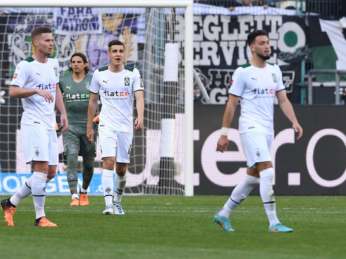 Borussia Mönchengladbach, hier die Spieler Nico Elvedi (l.), Yann Sommer, Florian Neuhaus und Ramy Bensebaini am 16. April 2022, steht im Sommer 2022 angeblich ein riesiger Umbruch bevor.