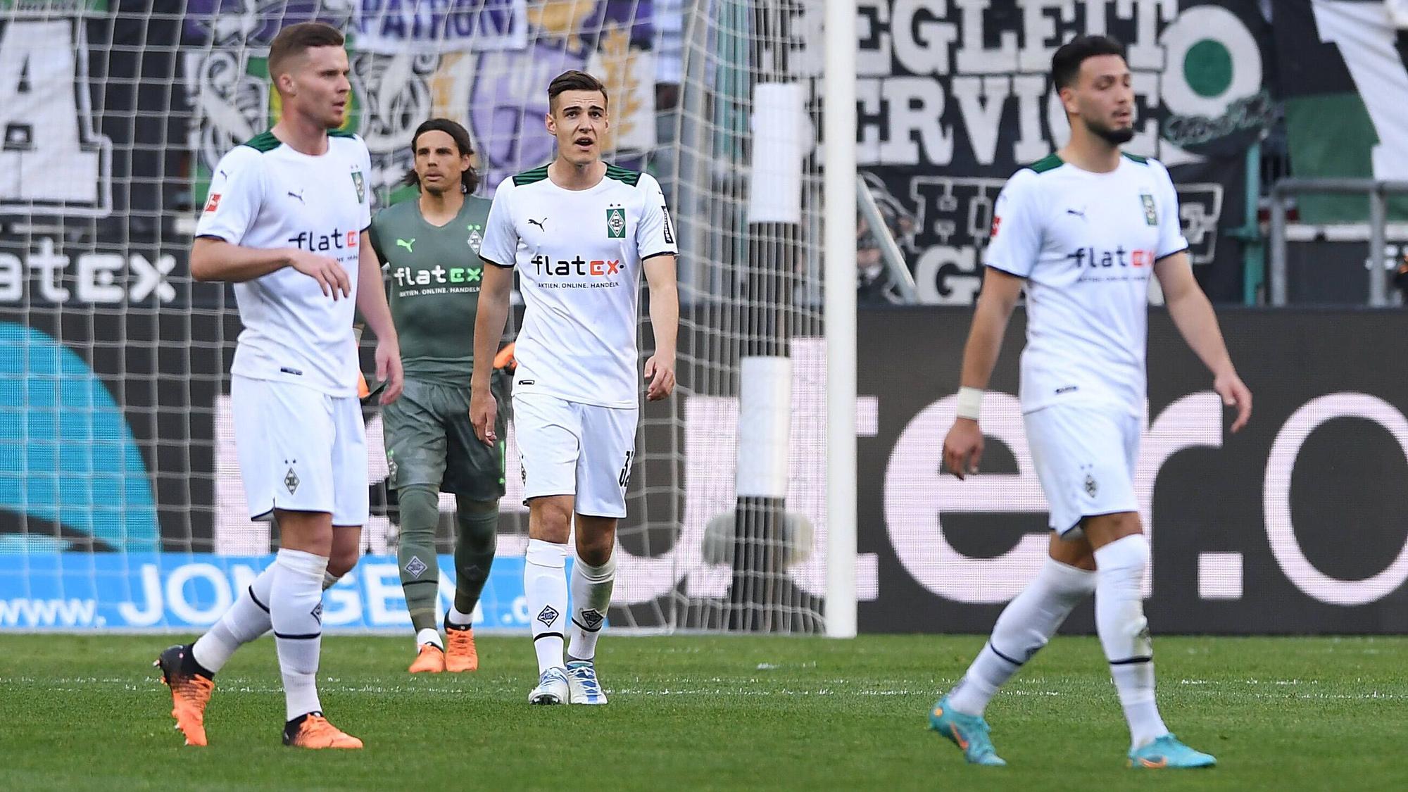 Borussia Mönchengladbach, hier die Spieler Nico Elvedi (l.), Yann Sommer, Florian Neuhaus und Ramy Bensebaini am 16. April 2022, steht im Sommer 2022 angeblich ein riesiger Umbruch bevor.