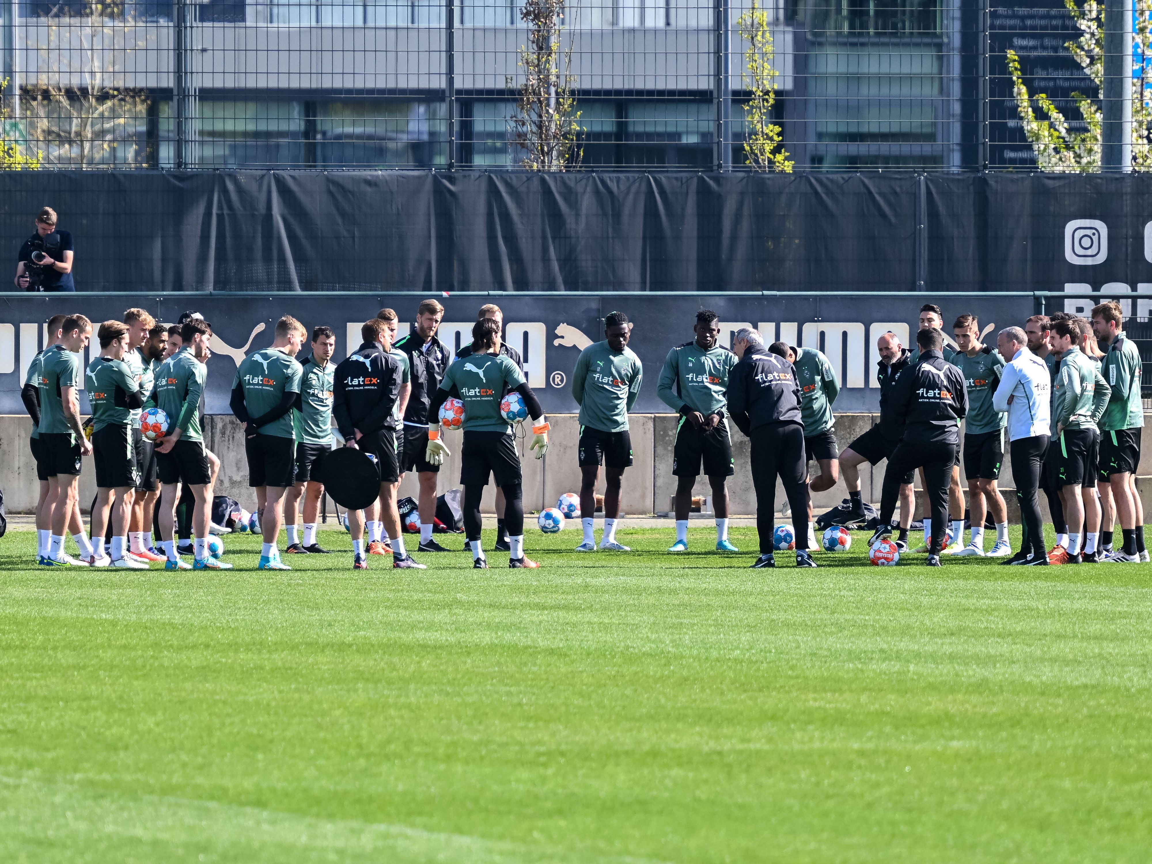 Die Mannschaft von Borussia Mönchengladbach versammelt sich beim Training nach der Derbyniederlage gegen den 1. FC Köln am 19. April 2022.