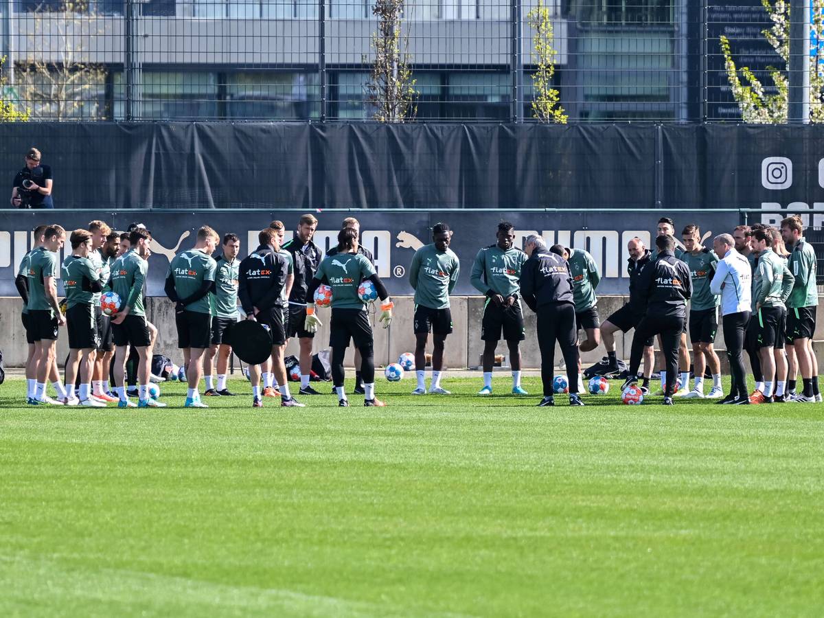 Die Mannschaft von Borussia Mönchengladbach versammelt sich beim Training nach der Derbyniederlage gegen den 1. FC Köln am 19. April 2022.
