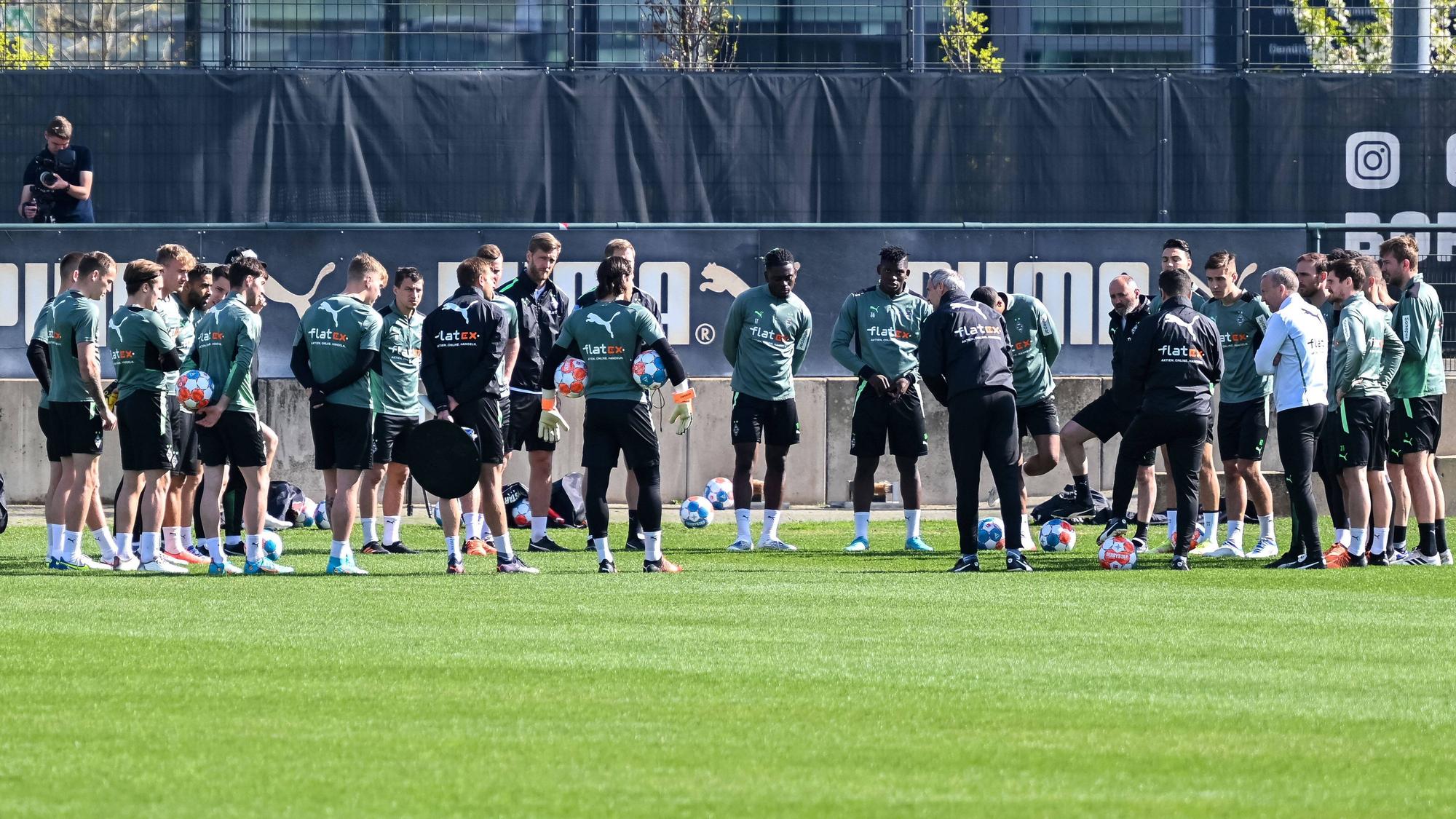 Die Mannschaft von Borussia Mönchengladbach versammelt sich beim Training nach der Derbyniederlage gegen den 1. FC Köln am 19. April 2022.