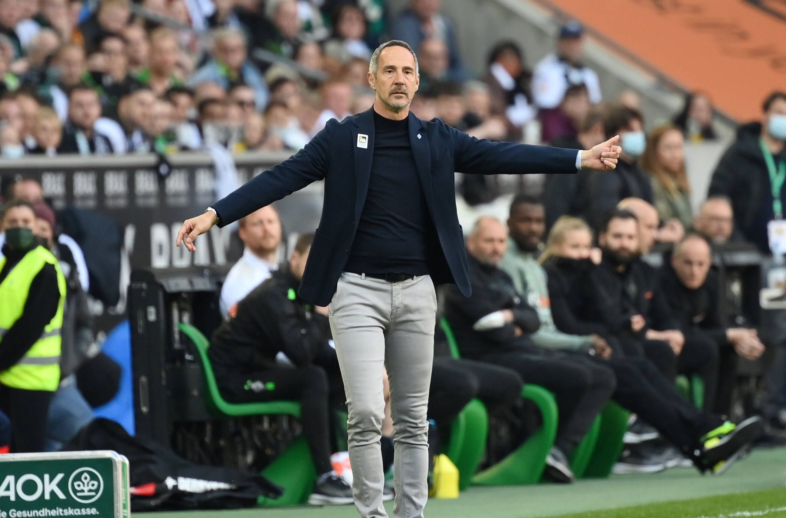 Trainer Adi Hütter von Borussia Mönchengladbach, hier am 16. April 2022 im Borussia-Park zu sehen. Hütter gestikuliert mit den Armen.