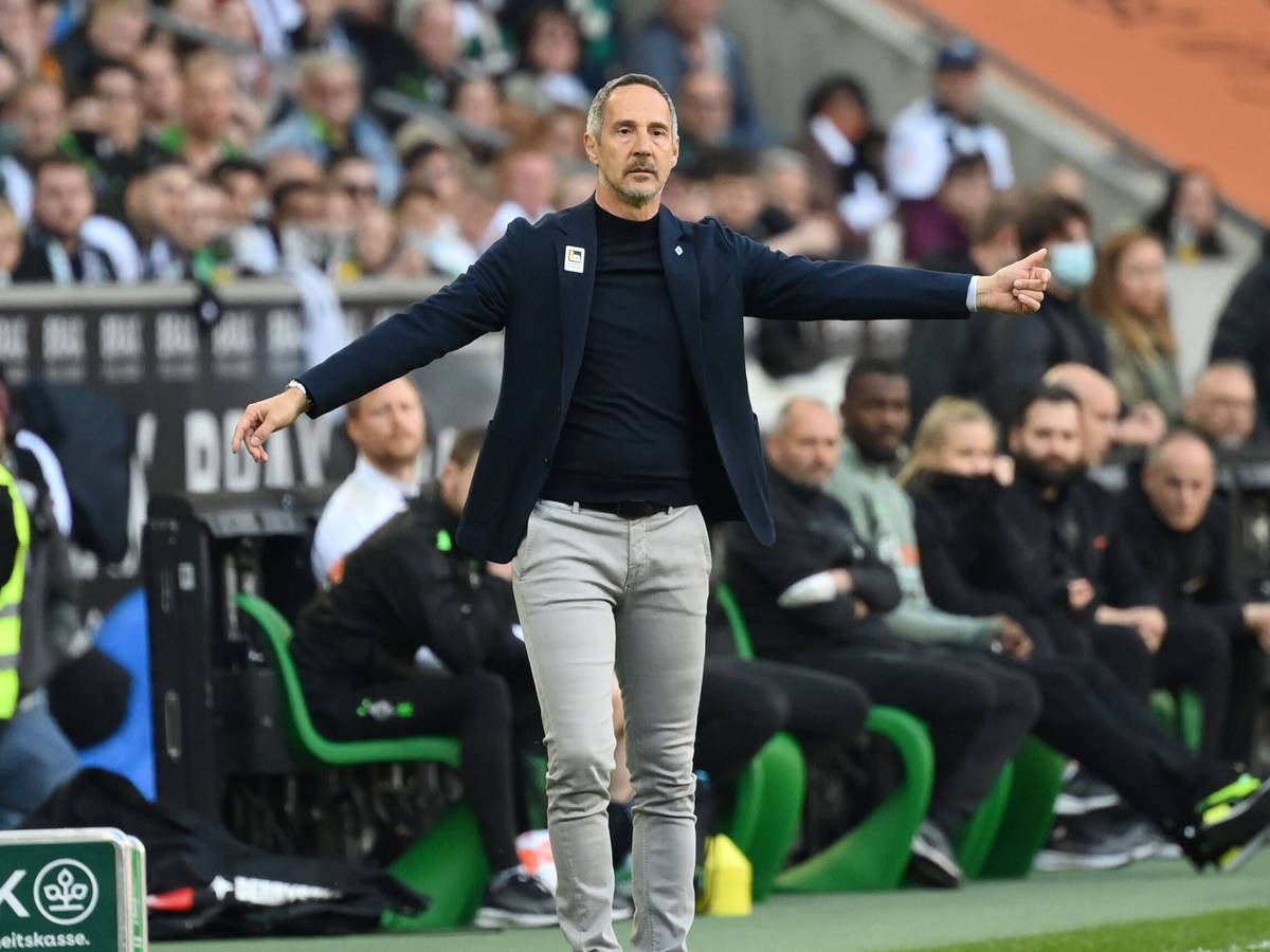 Trainer Adi Hütter von Borussia Mönchengladbach, hier am 16. April 2022 im Borussia-Park zu sehen. Hütter gestikuliert mit den Armen.