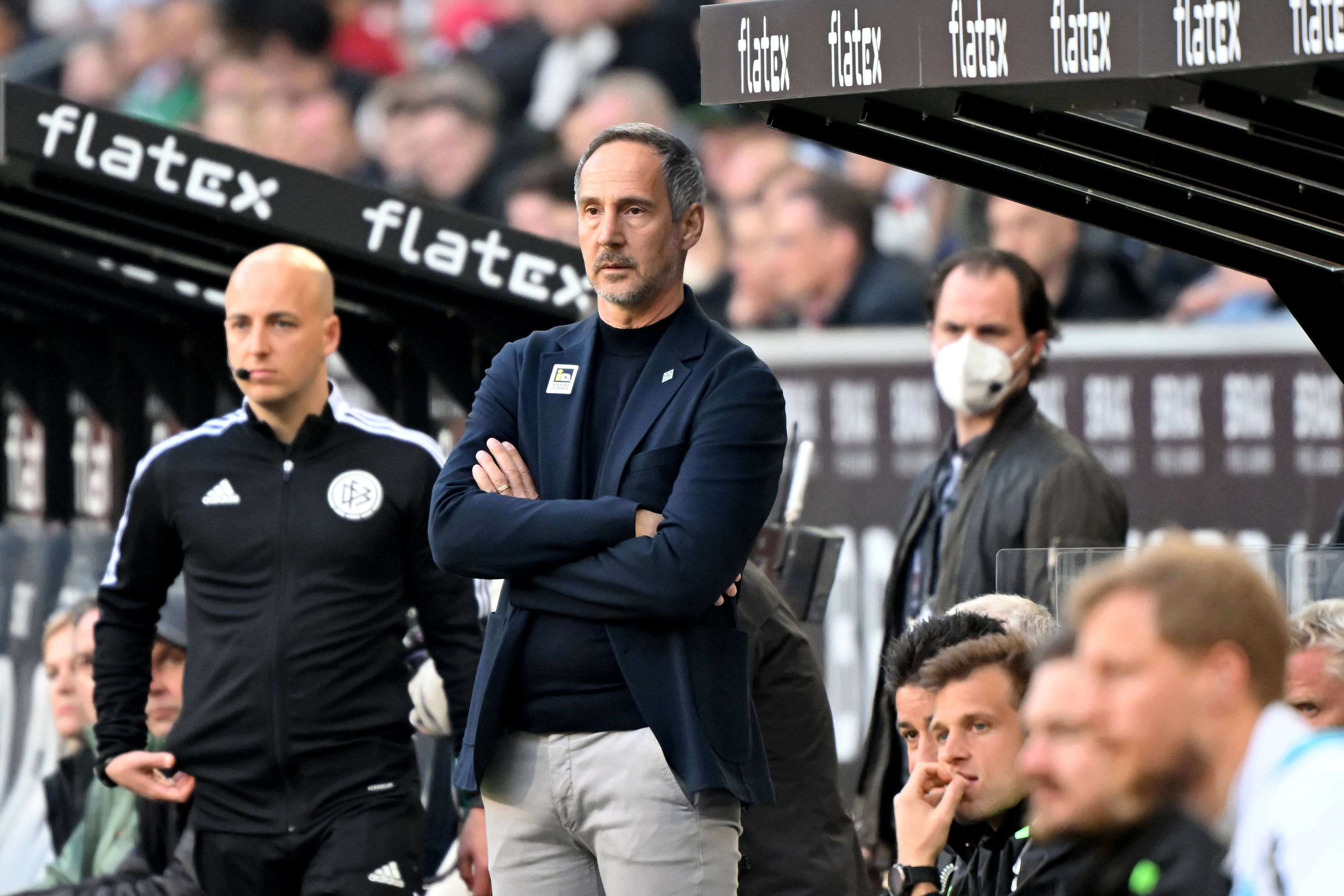 Adi Hütter, Trainer von Borussia Mönchengladbach, schaut ratlos beim Derby gegen den 1. FC Köln am 16. April 2022 im Borussia-Park.