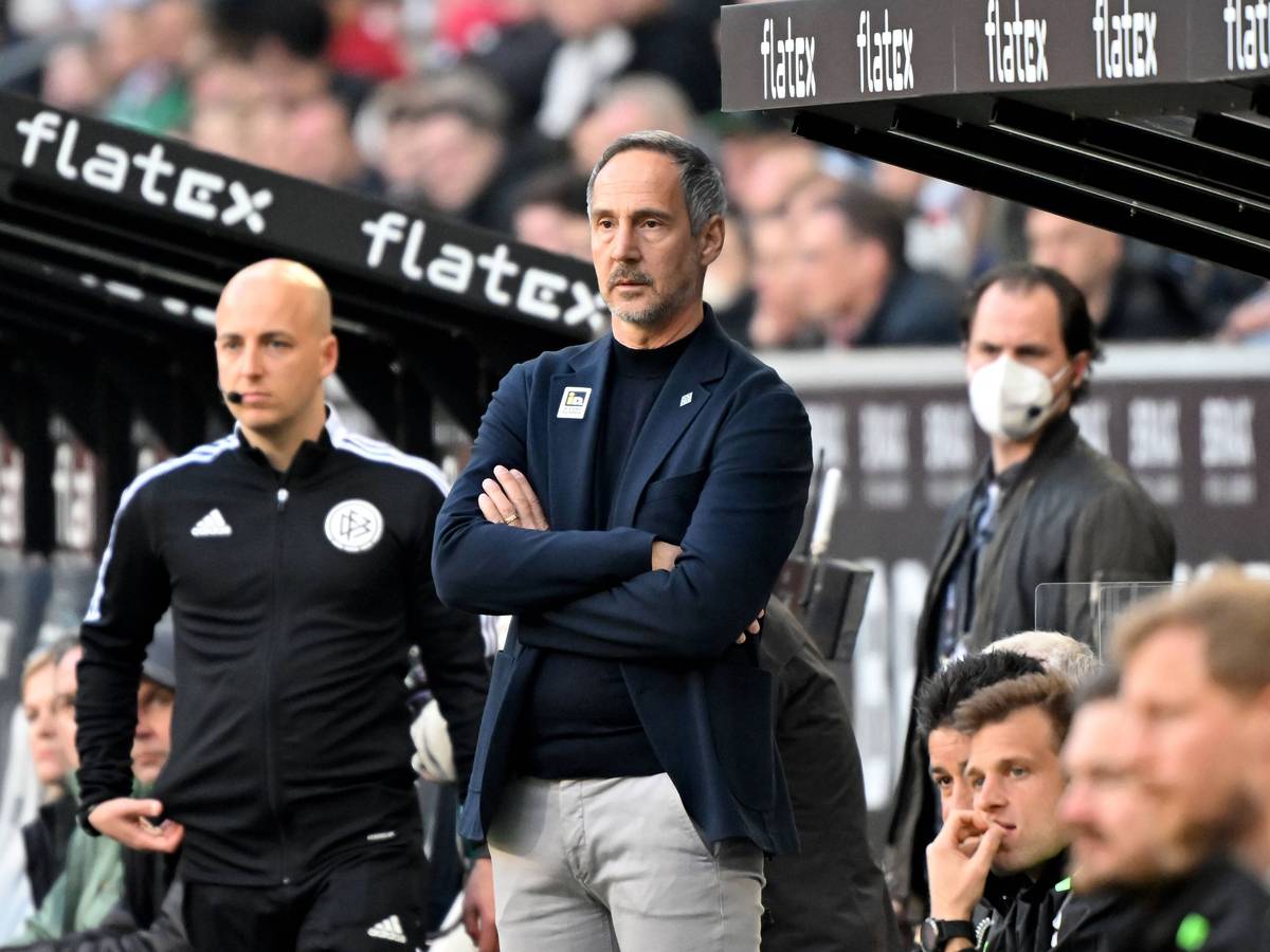 Adi Hütter, Trainer von Borussia Mönchengladbach, schaut ratlos beim Derby gegen den 1. FC Köln am 16. April 2022 im Borussia-Park.