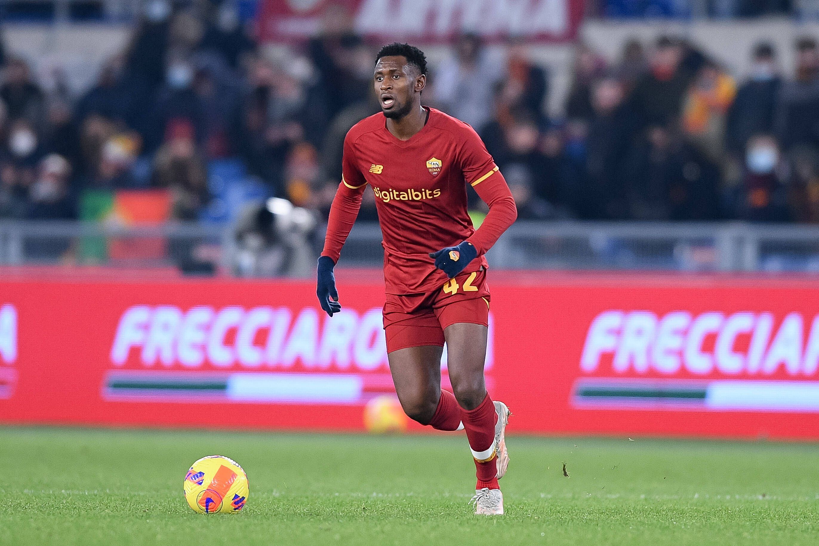 Amadou Diawara von der AS Roma, hier bei einem Match am 13. Dezember 2021, soll das Interesse von Borussia Mönchengladbach geweckt haben.