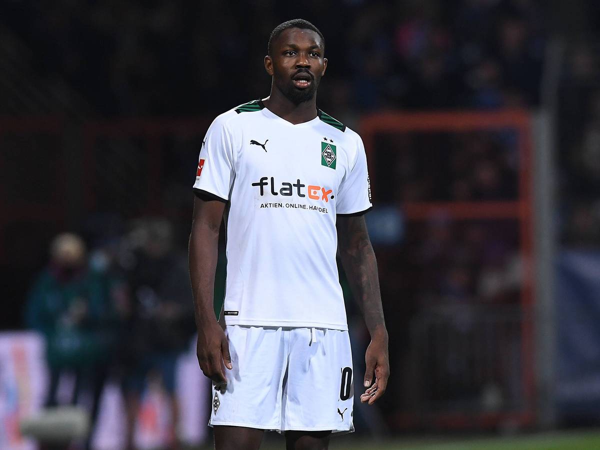 Marcus Thuram von Borussia Mönchengladbach schockiert schauend am 18. März 2022 beim Auswärtsspiel in Bochum.