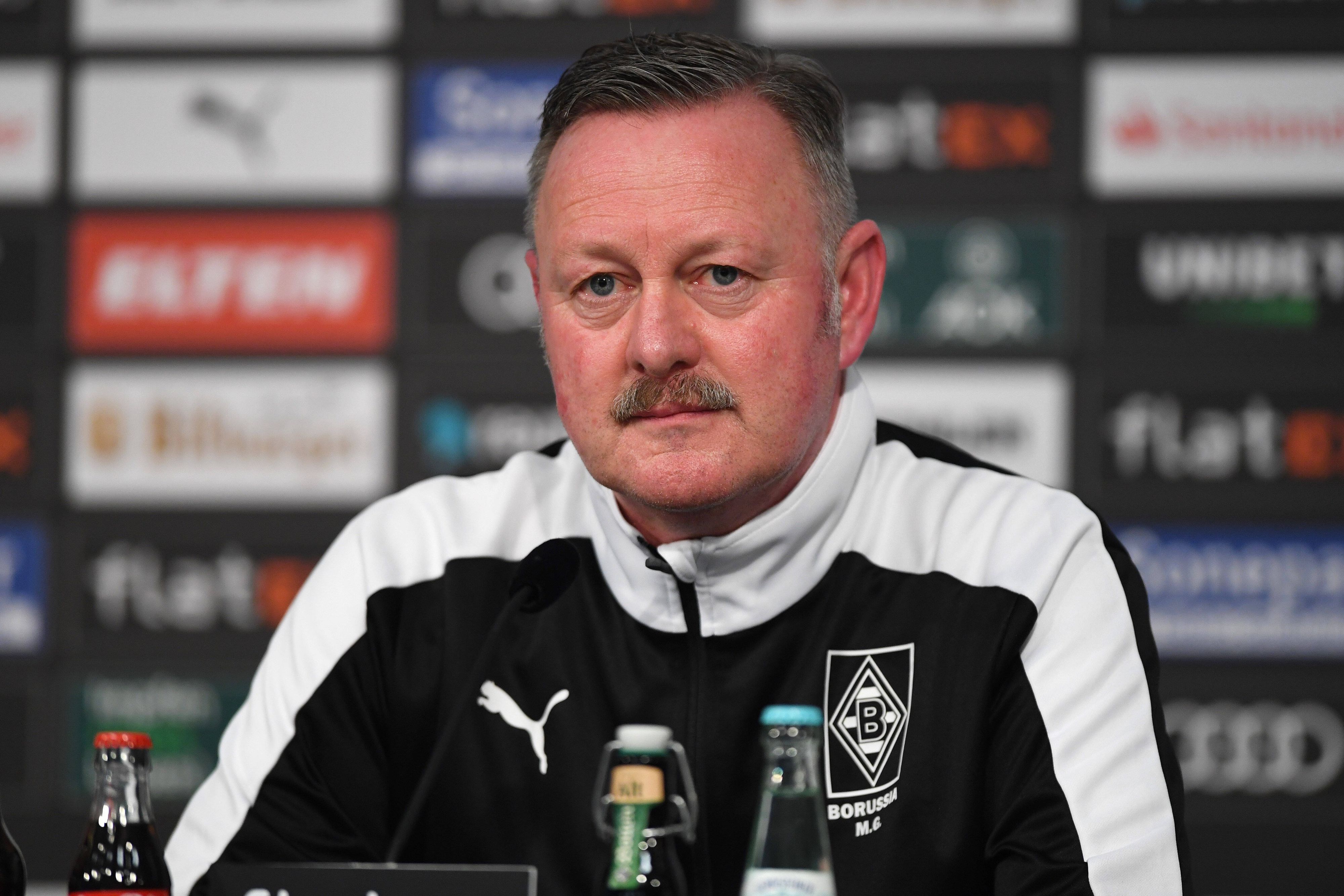 Roland Virkus, Sportdirektor von Borussia Mönchengladbach hier am 15. Februar 2022 auf einer Pressekonferenz, erwartet von der Fohlenelf in den verbliebenen Bundesliga-Spielen nochmal Gas zu geben.