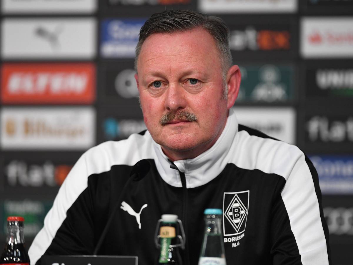 Roland Virkus, Sportdirektor von Borussia Mönchengladbach hier am 15. Februar 2022 auf einer Pressekonferenz, erwartet von der Fohlenelf in den verbliebenen Bundesliga-Spielen nochmal Gas zu geben.
