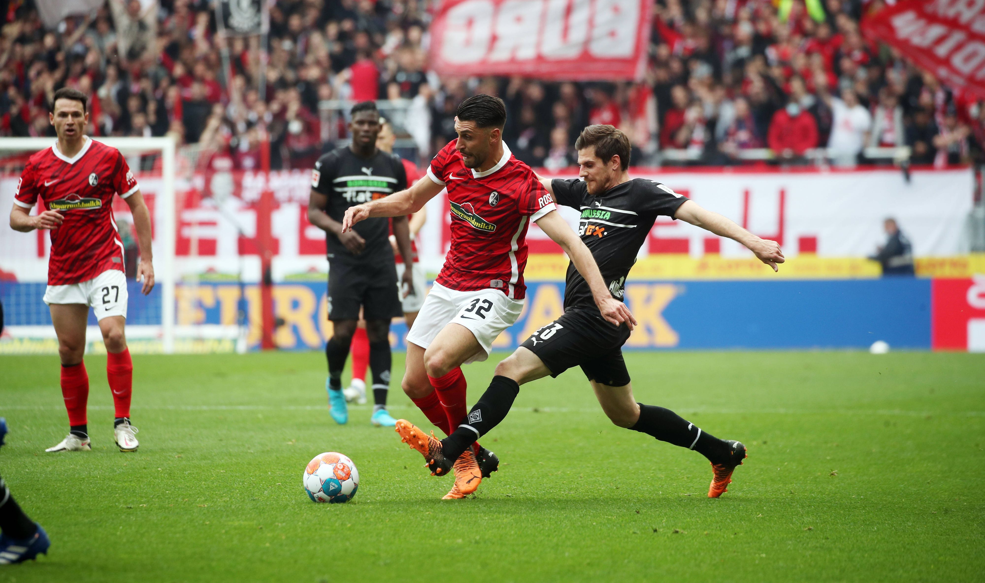 Umkämpftes Unentschieden in Freiburg. Vincenzo Grifo (l.) im Duell mit Jonas Hofmann (r.) während der Bundesligapartie zwischen dem SC Freiburg und Borussia Mönchengladbach am 23. April 2022.