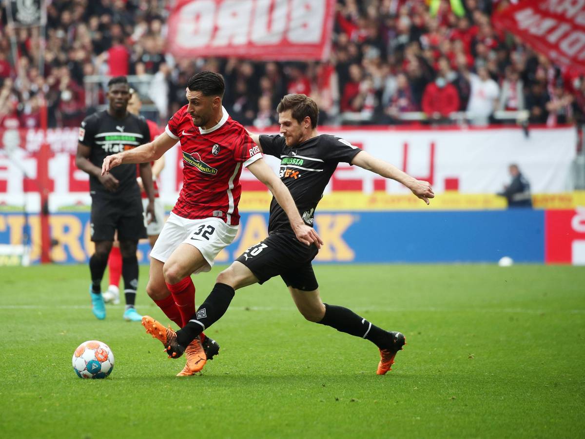 Umkämpftes Unentschieden in Freiburg. Vincenzo Grifo (l.) im Duell mit Jonas Hofmann (r.) während der Bundesligapartie zwischen dem SC Freiburg und Borussia Mönchengladbach am 23. April 2022.
