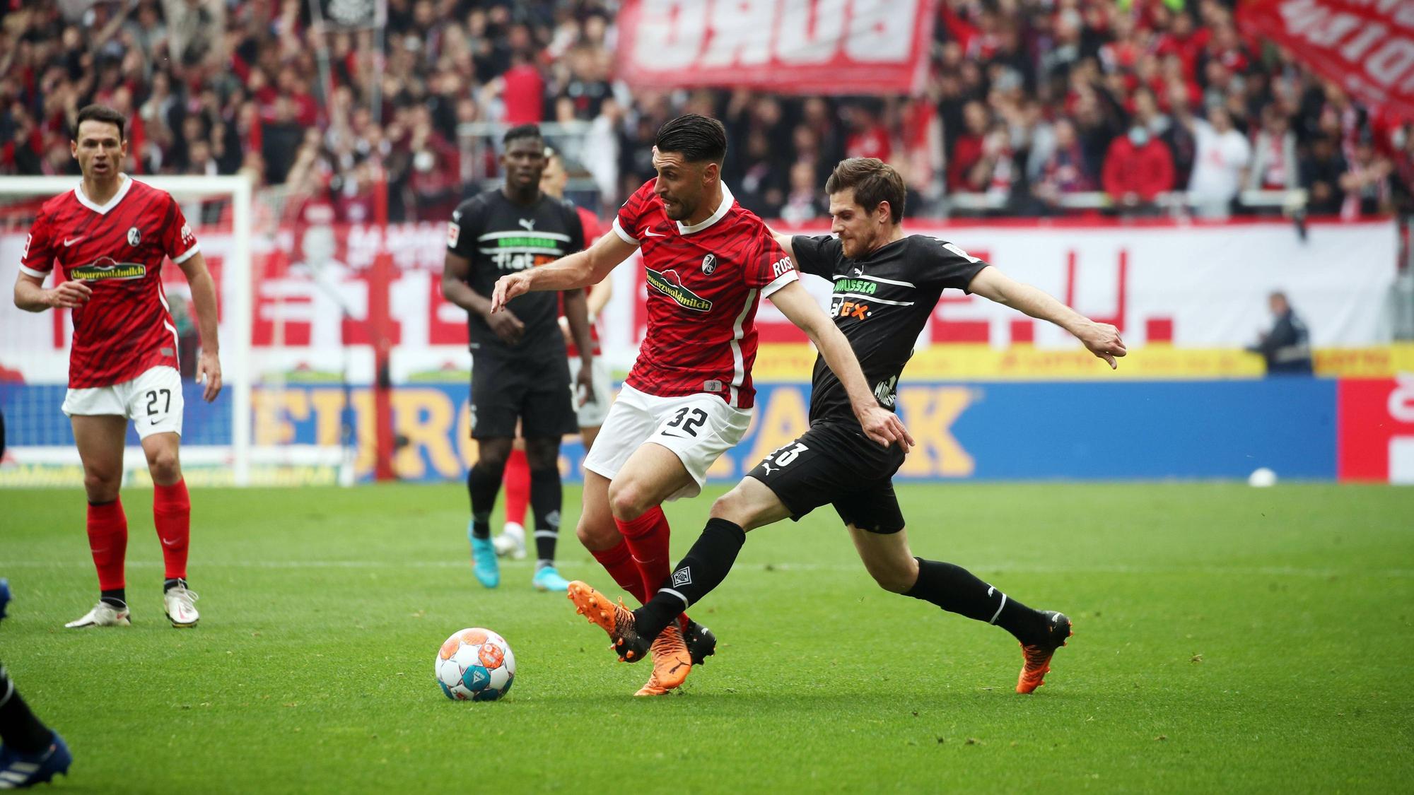 Umkämpftes Unentschieden in Freiburg. Vincenzo Grifo (l.) im Duell mit Jonas Hofmann (r.) während der Bundesligapartie zwischen dem SC Freiburg und Borussia Mönchengladbach am 23. April 2022.