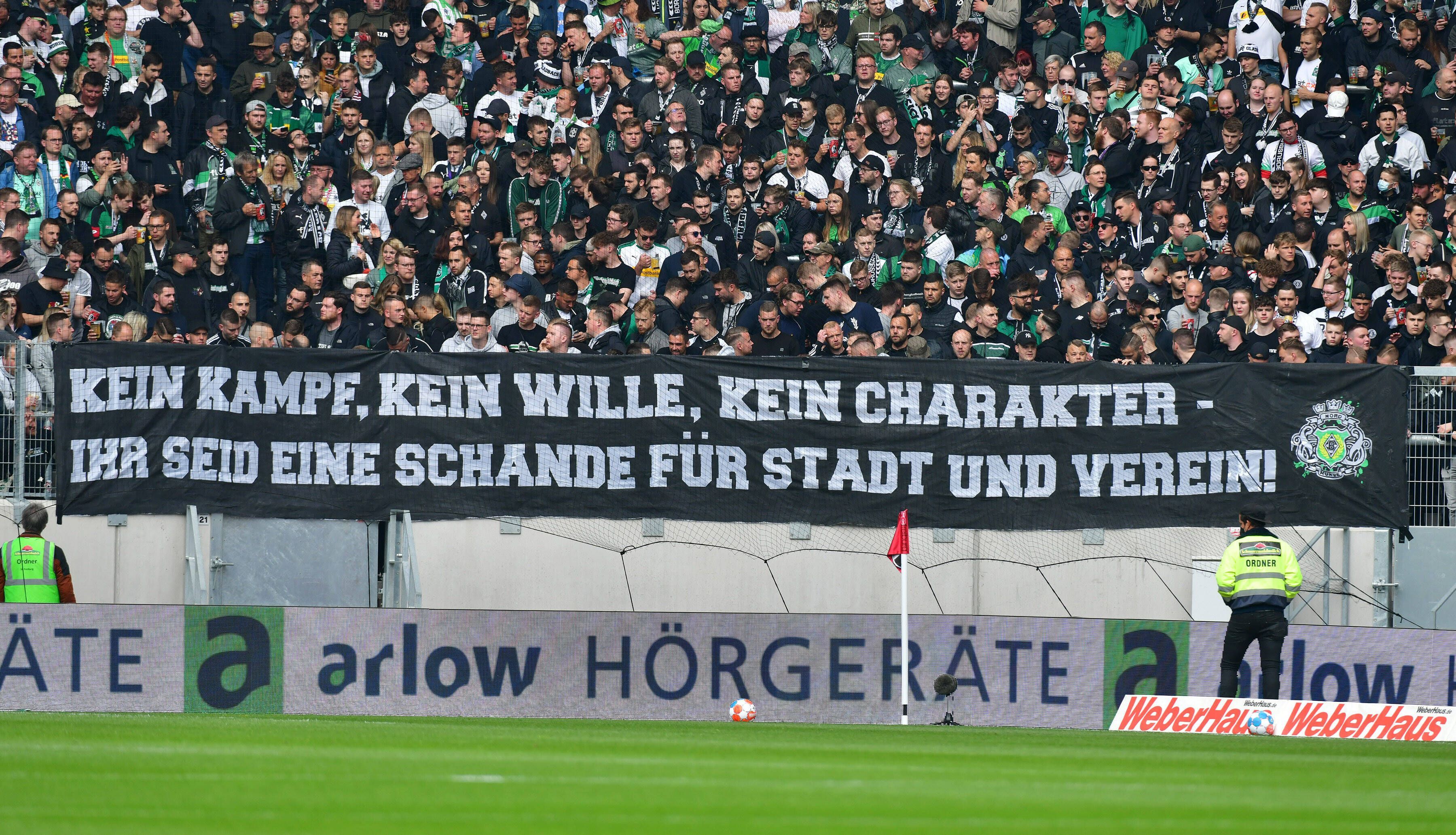 Die Gladbach-Fans zeigen im Freiburger Stadion am 23. April 2022 ein Wut-Banner in Richtung eigene Mannschaft.