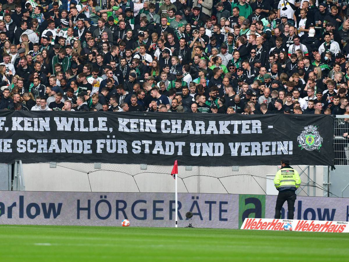 Die Gladbach-Fans haben im Freiburger Stadion am Samstag (23. April 2022) ein Wut-Banner in Richtung eigene Mannschaft gezeigt.